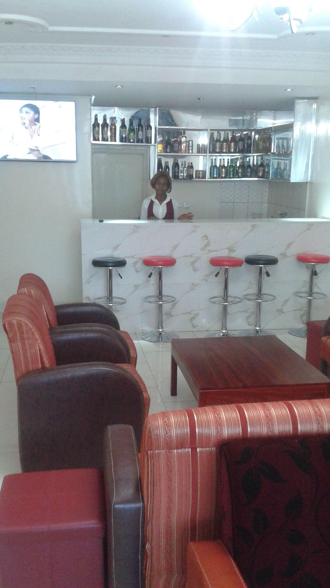 Bar/Salón Kangle Plaza Hotel – Ngen Junction