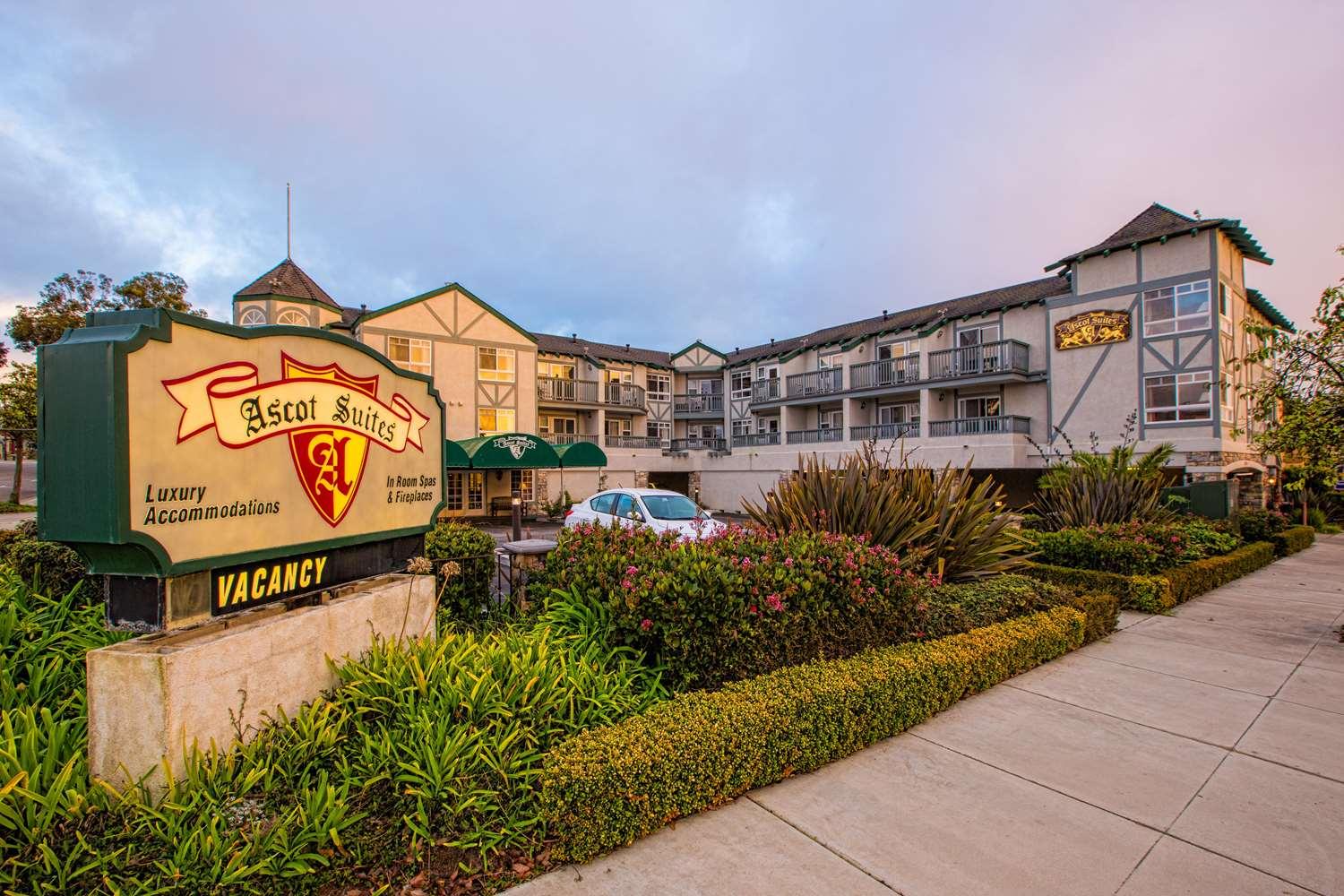 Vista Exterior Ascot Suites