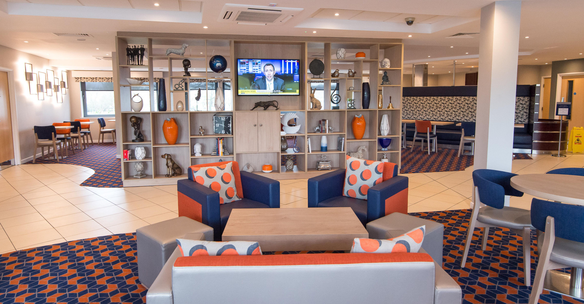Vista Lobby Holiday Inn Express Dunfermline by IHG