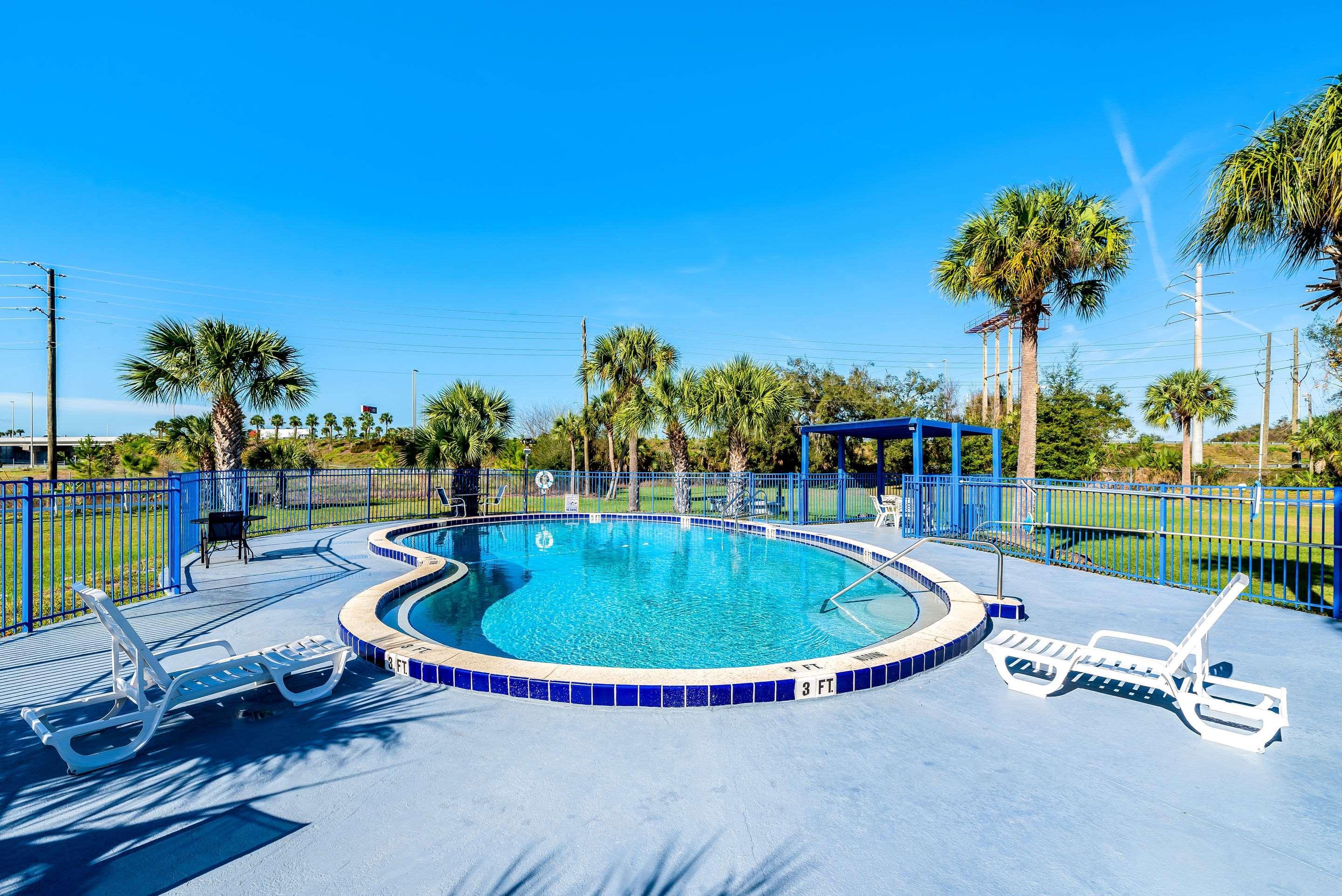 Vista Piscina Rodeway Inn Bushnell