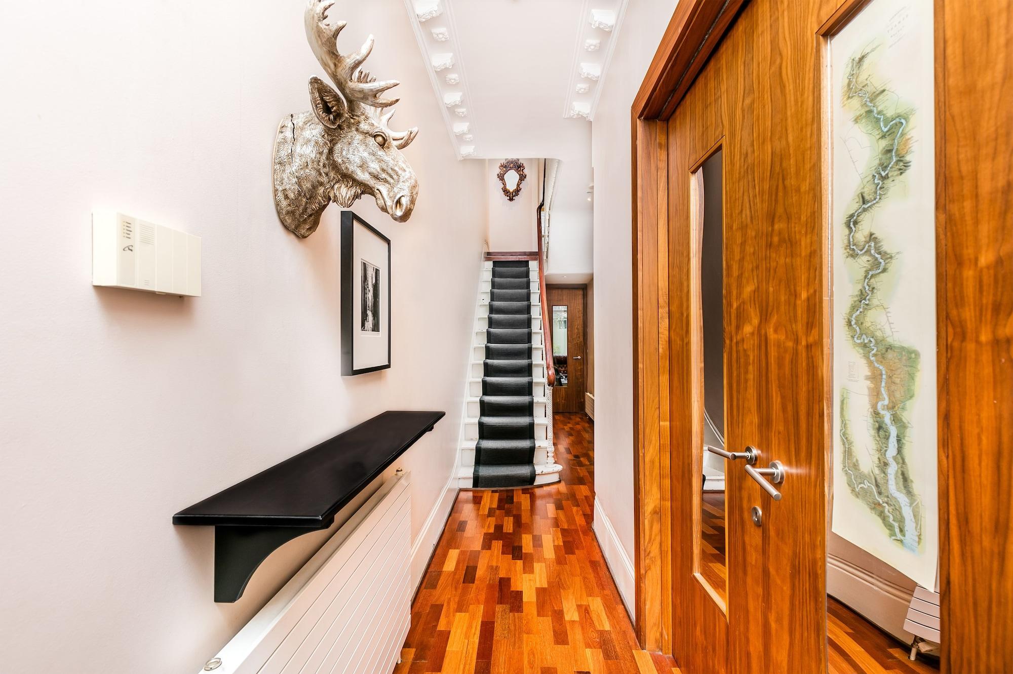 Vista Lobby Muse Haus Riverside