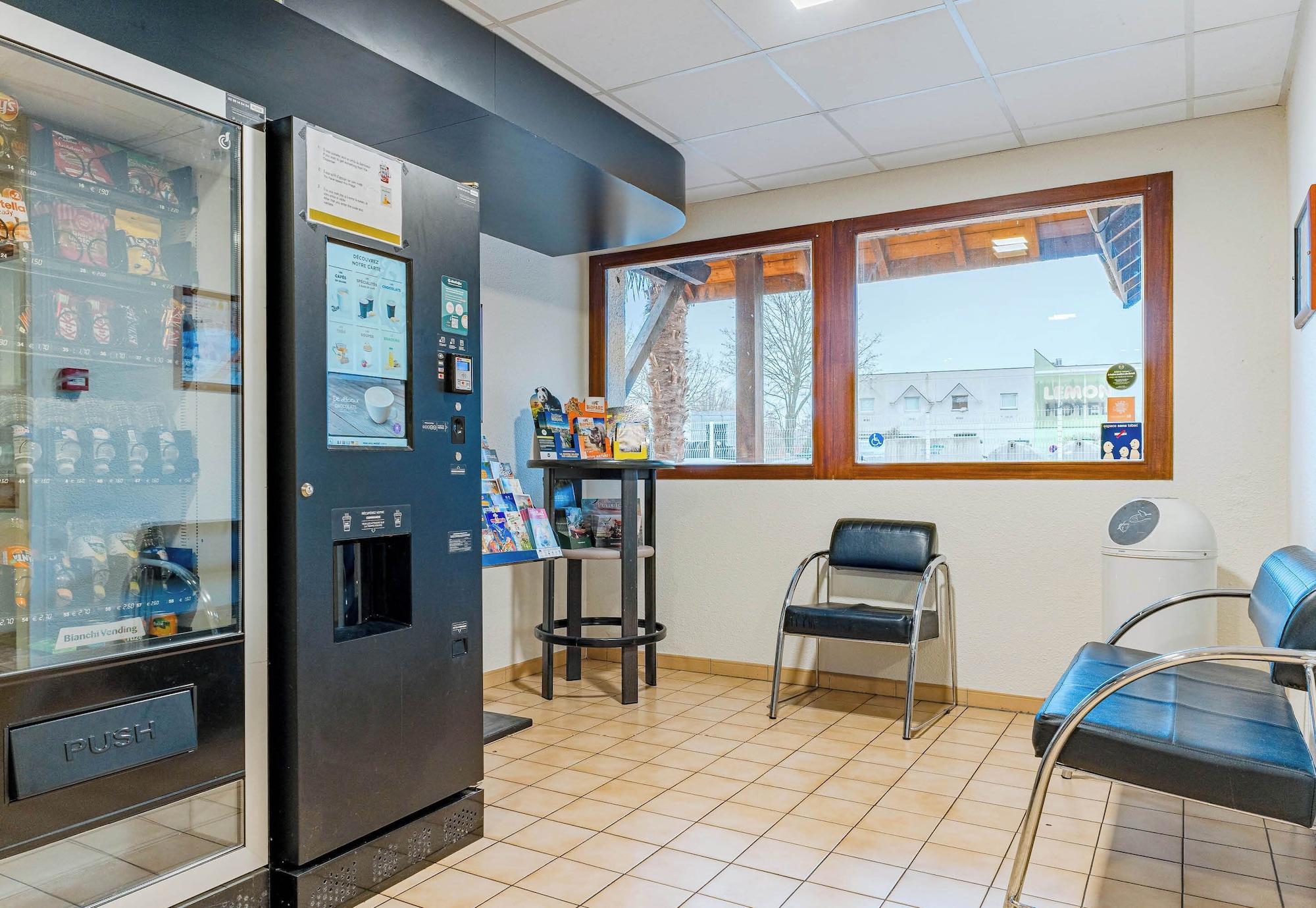 Vista Lobby B&B HOTEL Chatellerault