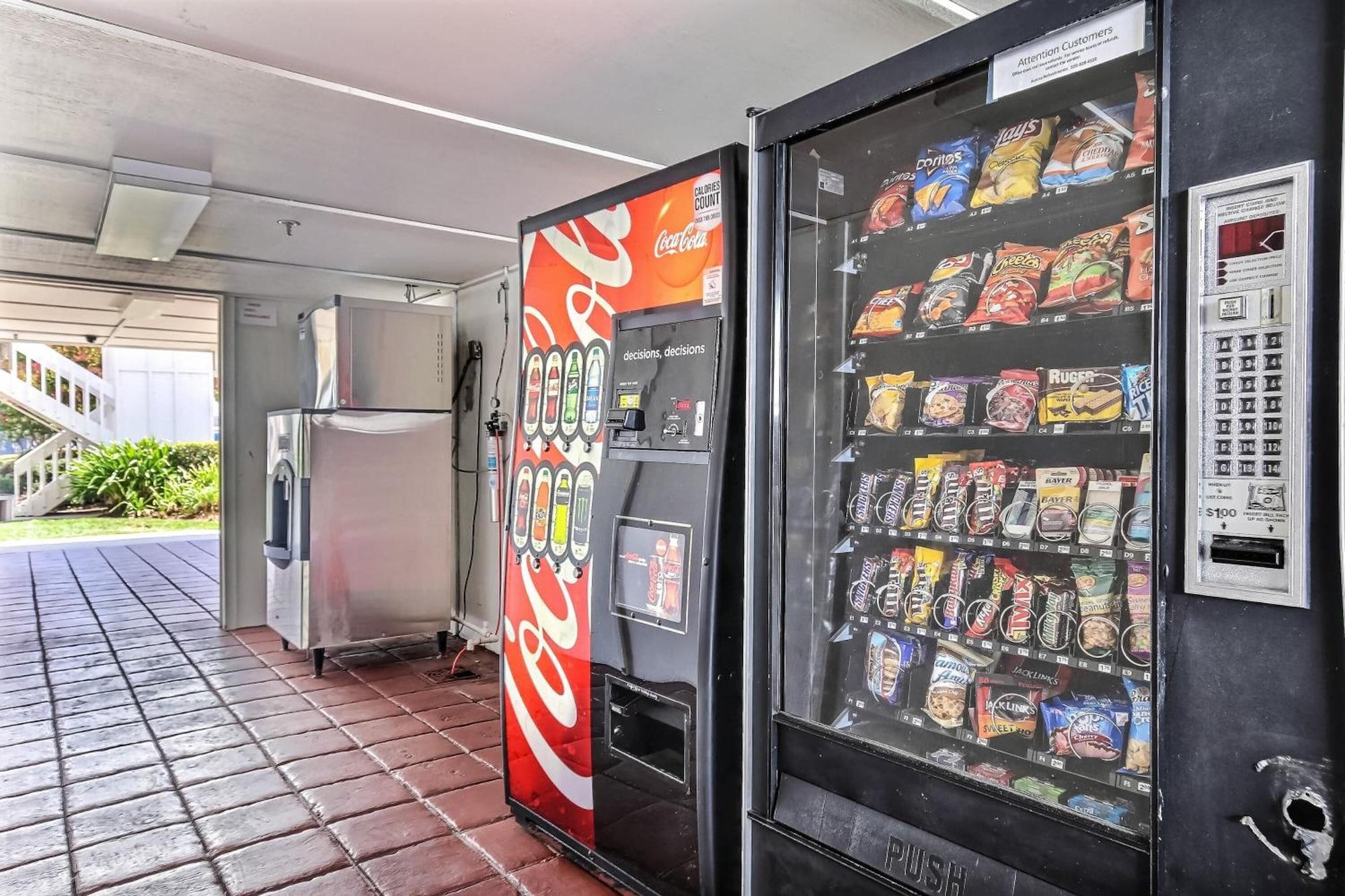 Bar/Salón Super 8 by Wyndham Livermore