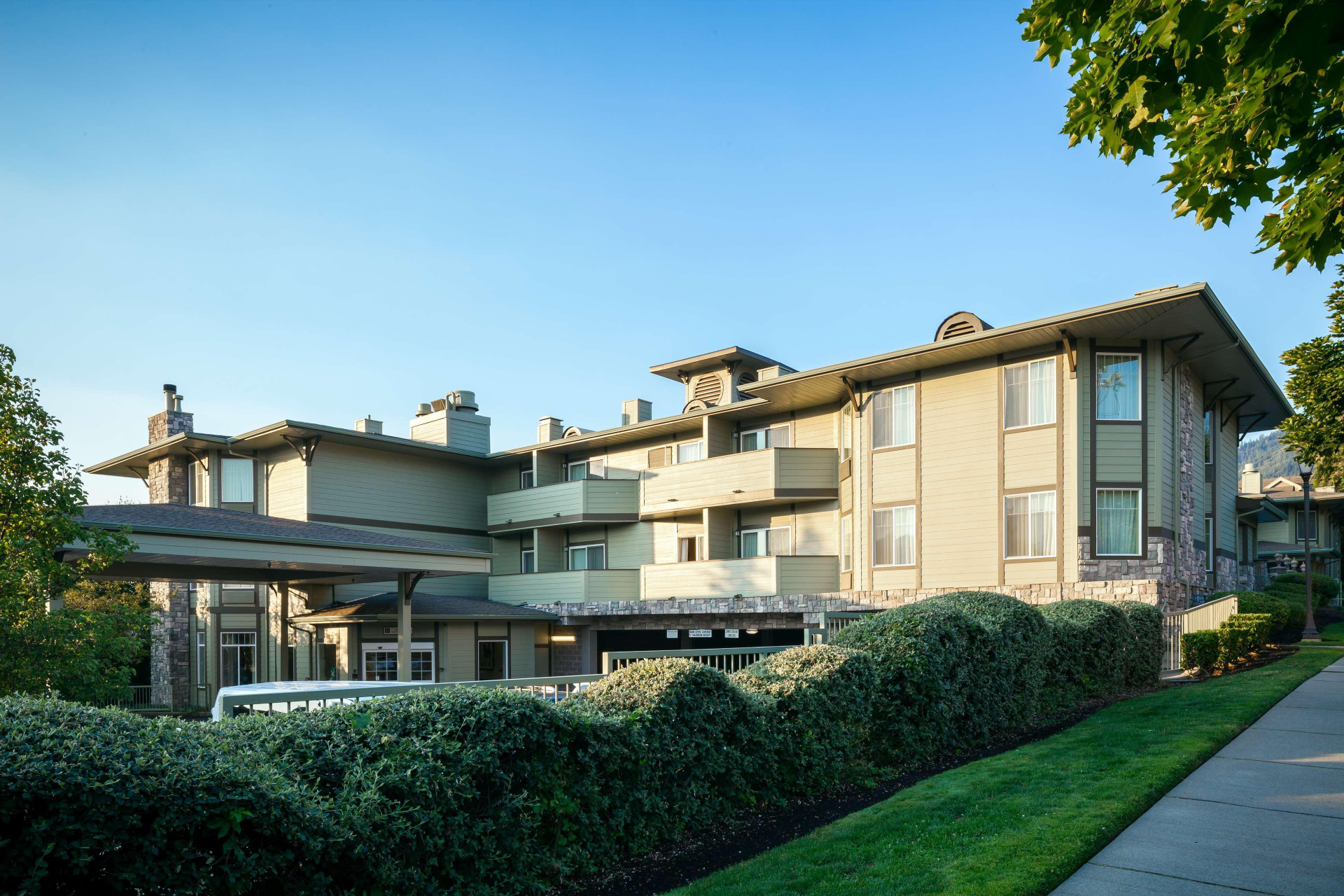 Vista Exterior Plaza Inn & Suites at Ashland Creek