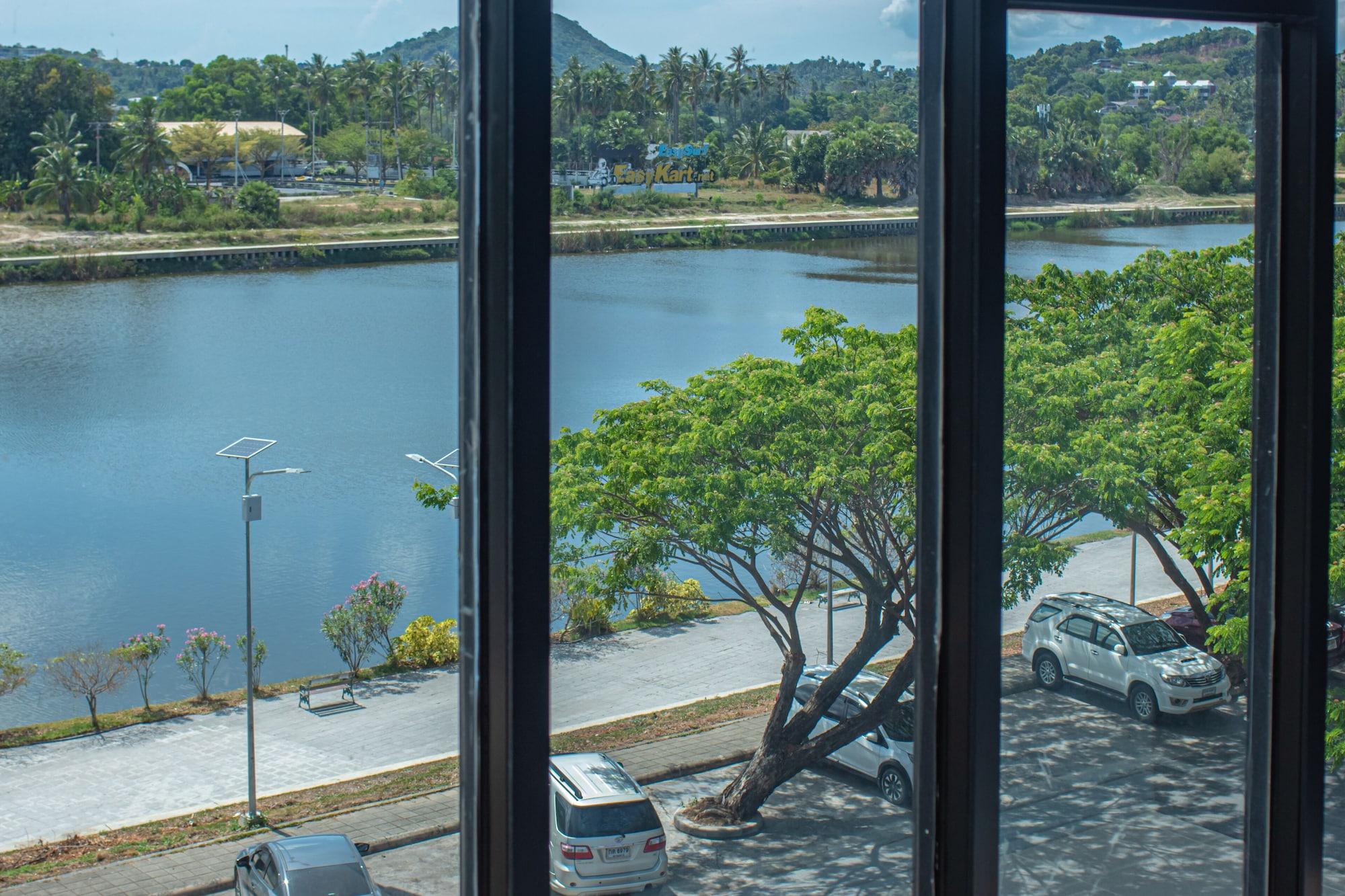 Varios Nora Lakeview Hotel