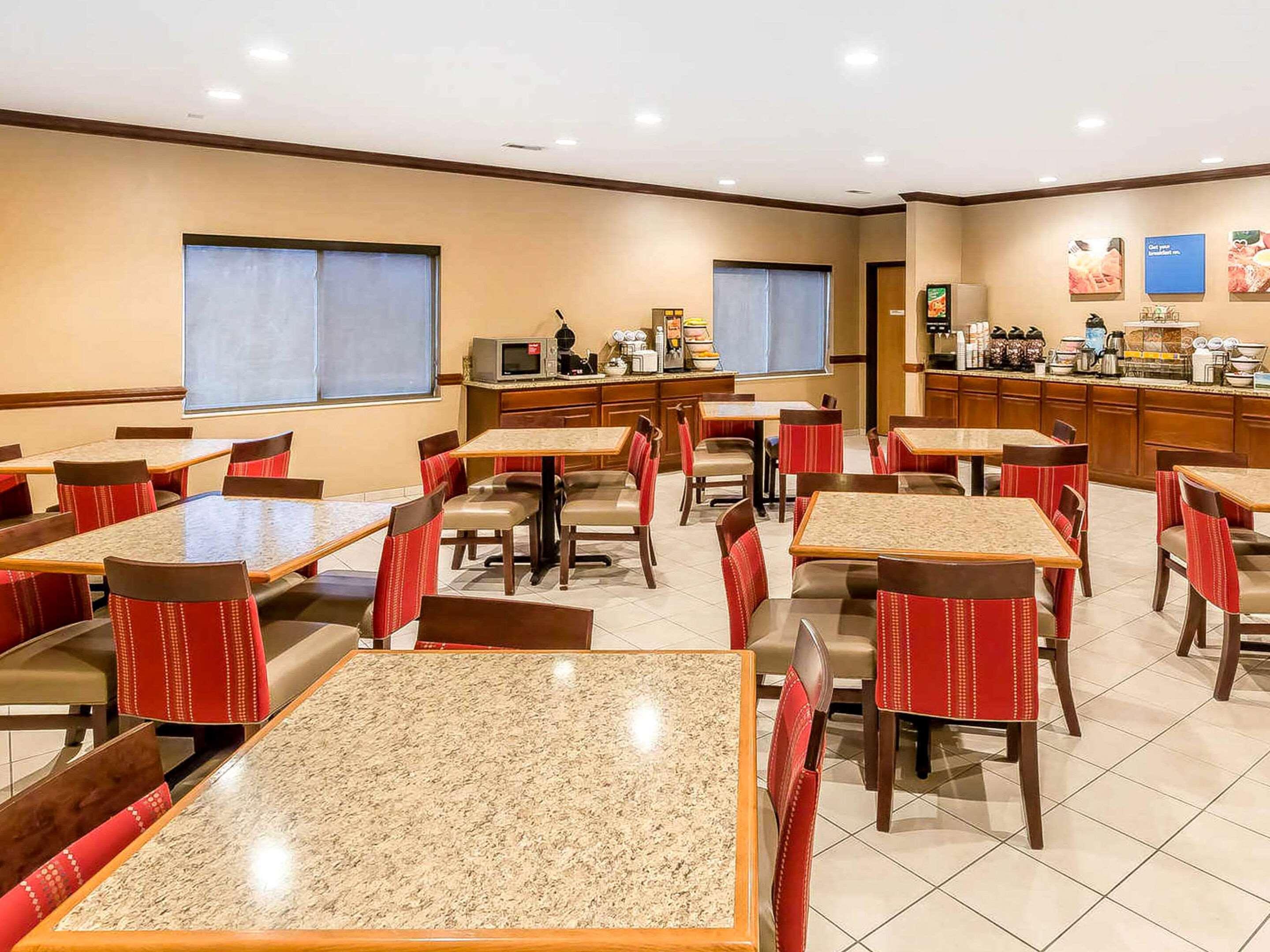 Restaurant Comfort Inn & Suites East Moline near I-80