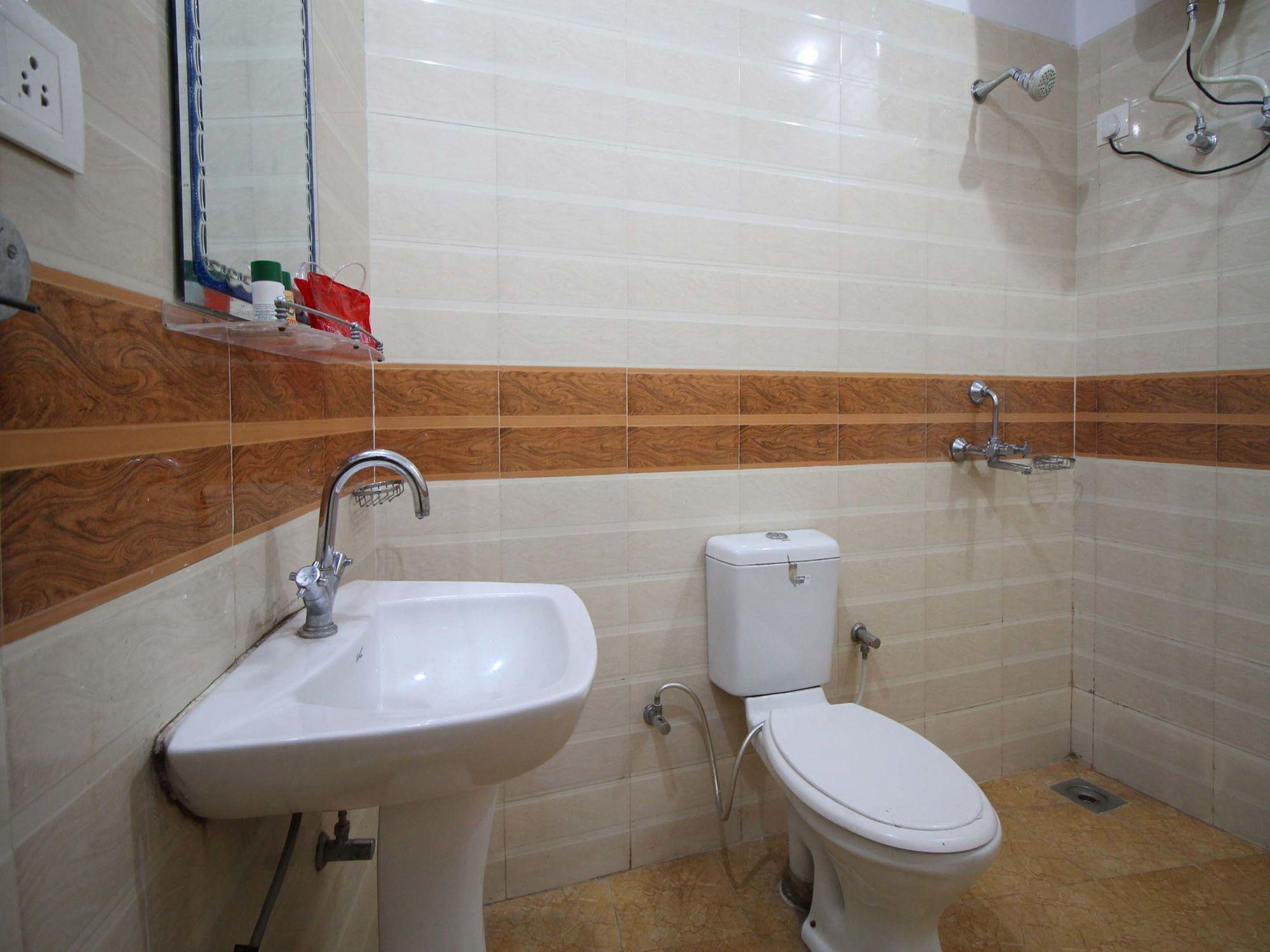 Equipamiento de Habitación OYO 4073 Hotel Esskay