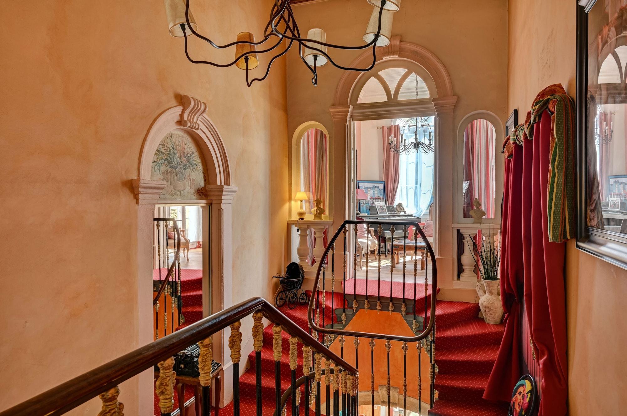 Varios Hôtel des Artistes