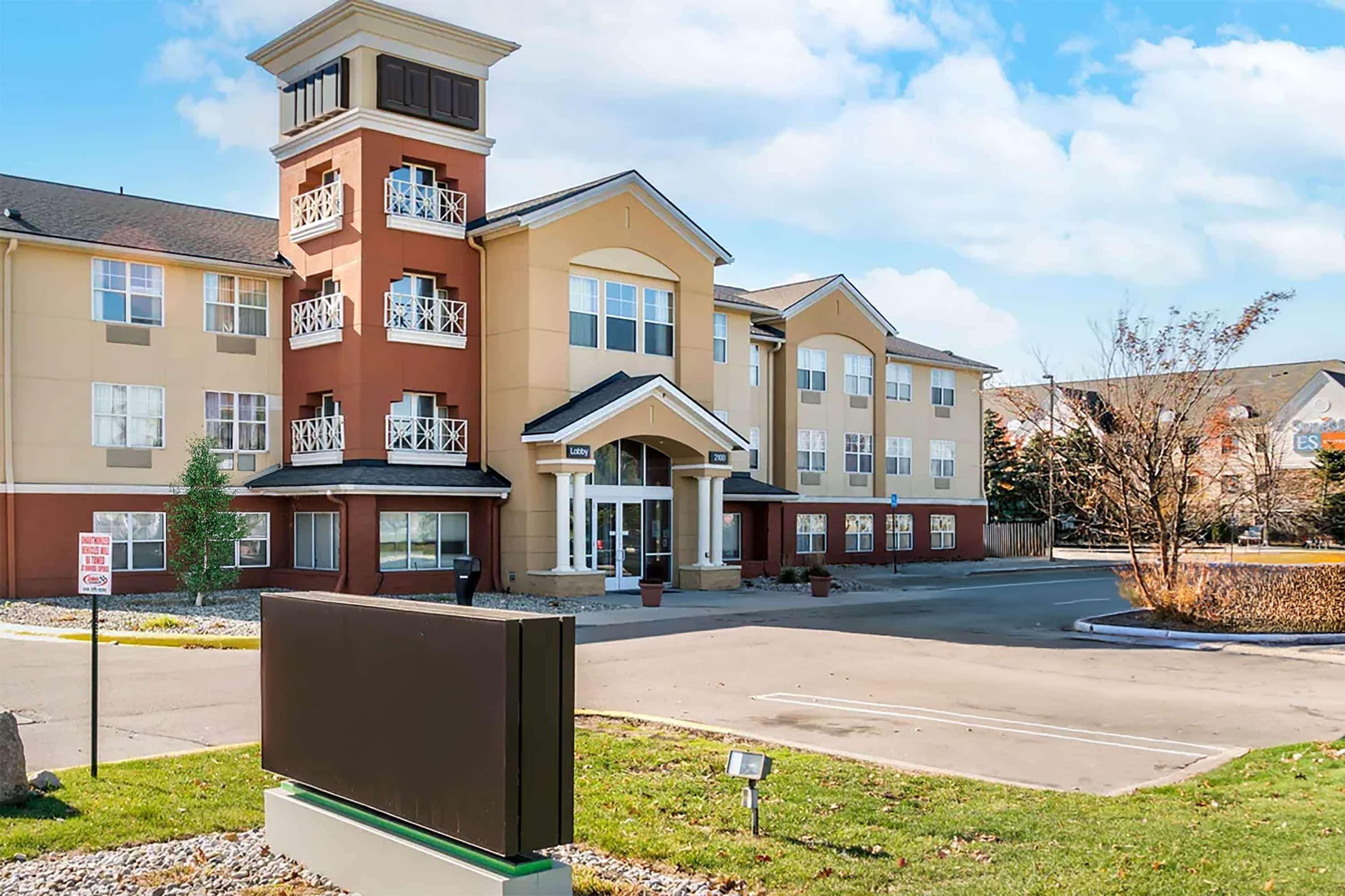 Vista Exterior Baymont by Wyndham Auburn Hills South