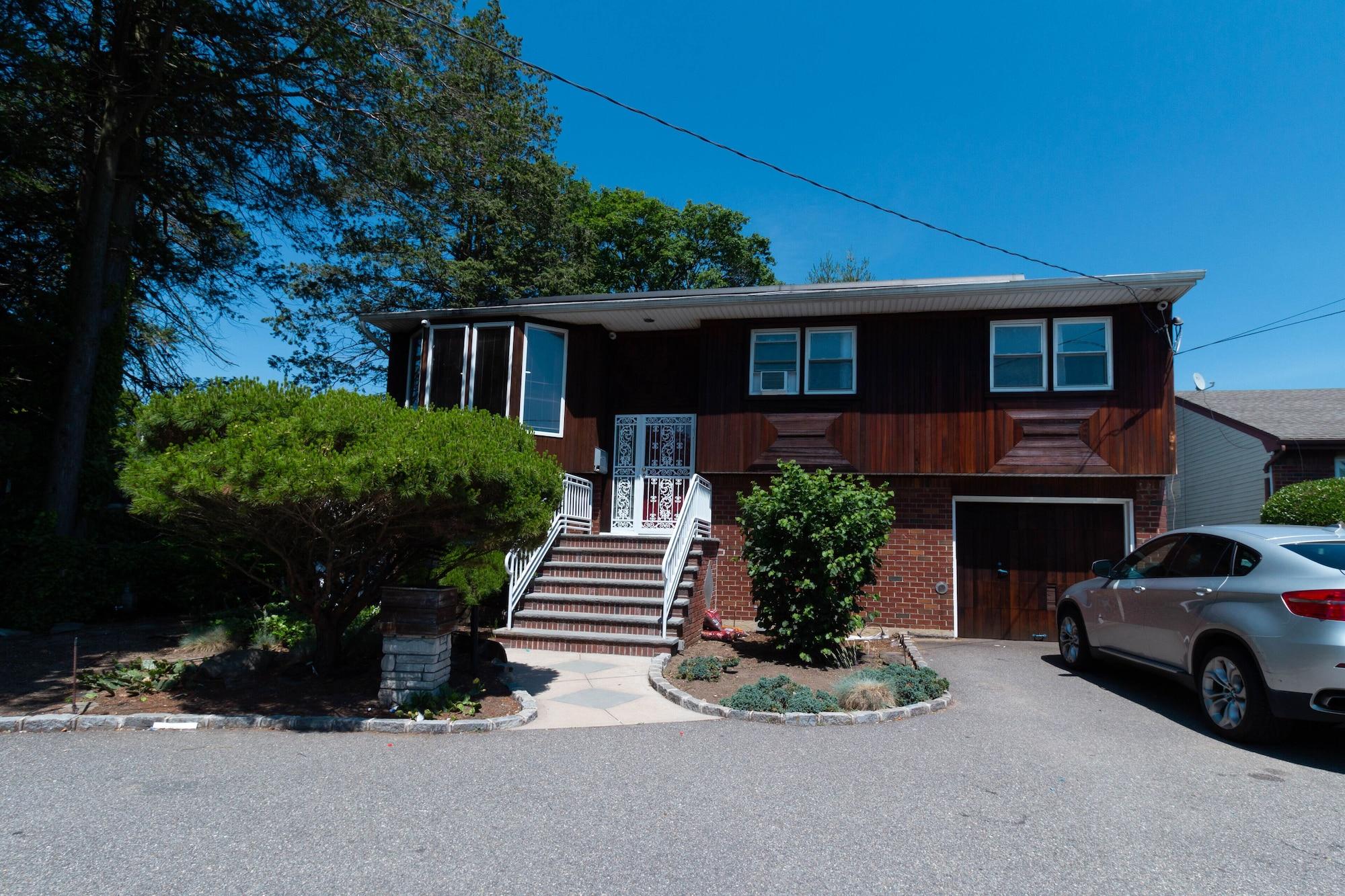 Vista Exterior Cheerful & Beautiful 3-Bedroom Ranch