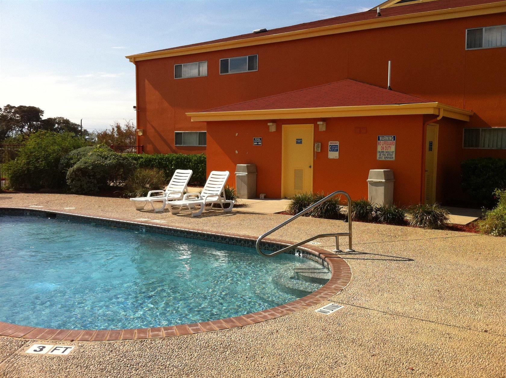 Vista Exterior Quality Inn & Suites I-10 near Fiesta Texas