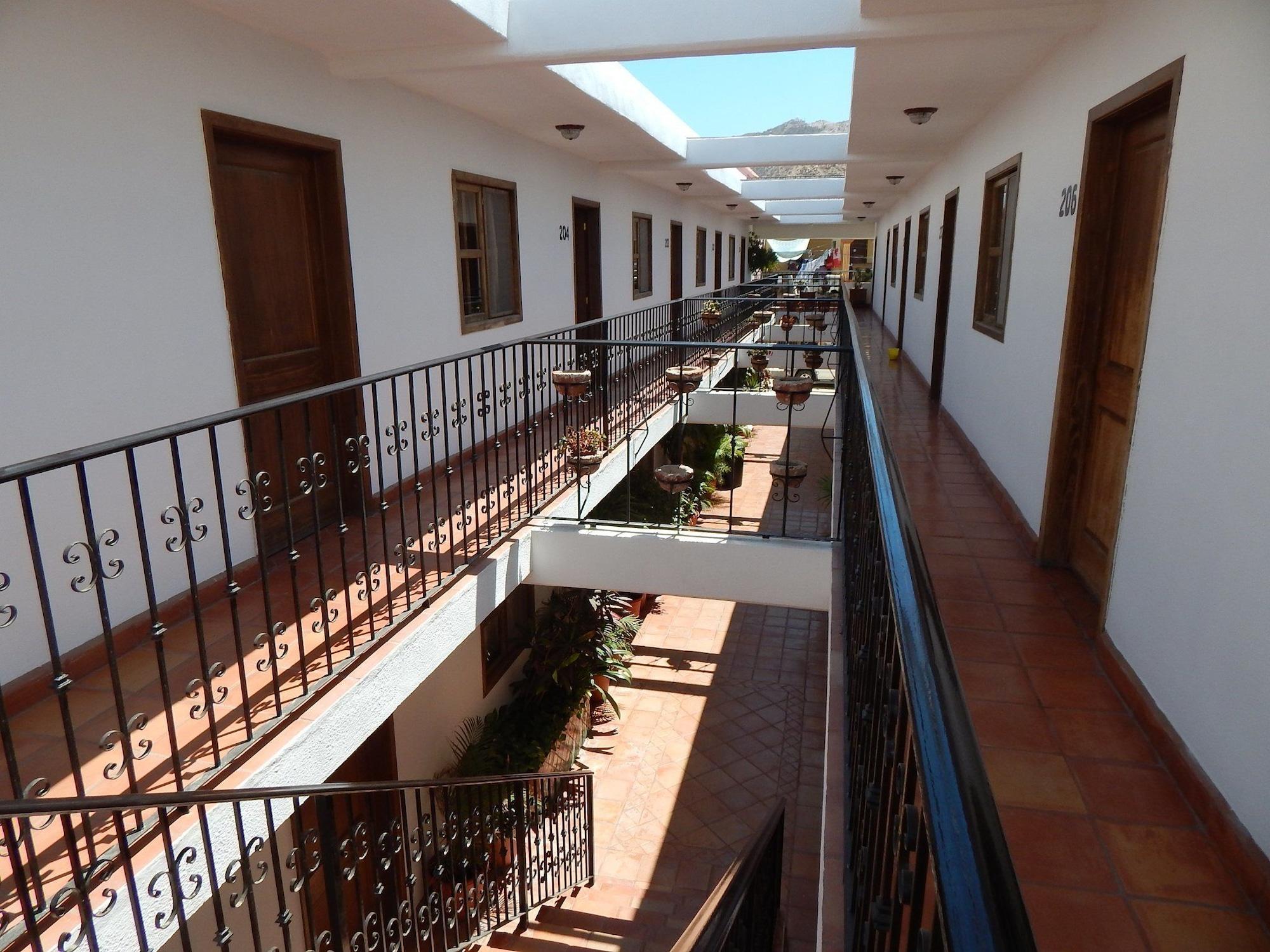 Vista Exterior Cabo Cush Hotel