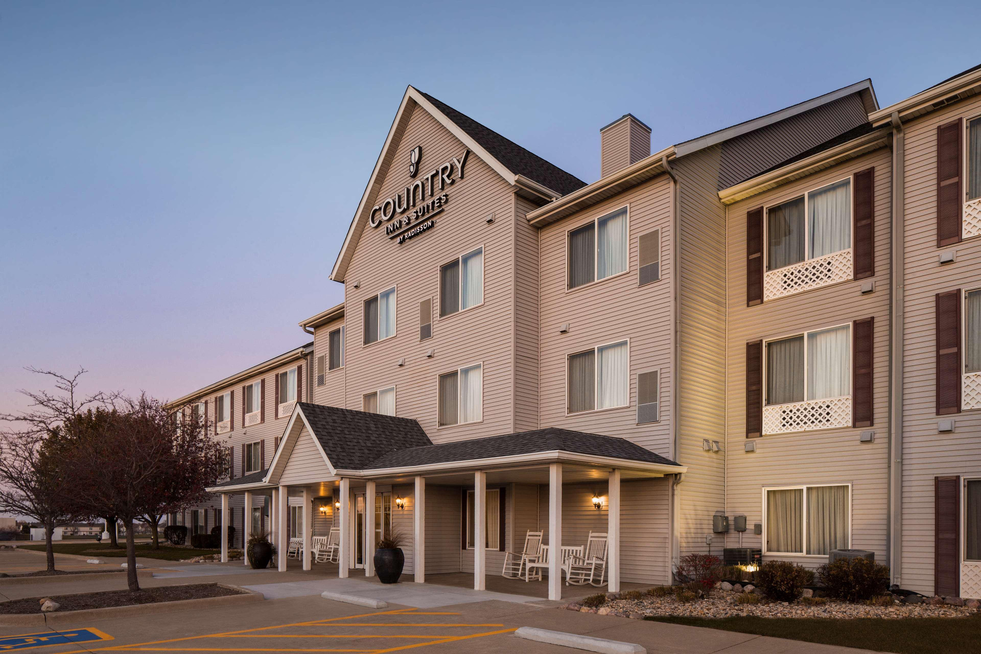 Vista Exterior Country Inn & Suites by Radisson, Bloomington-Normal Airport, IL