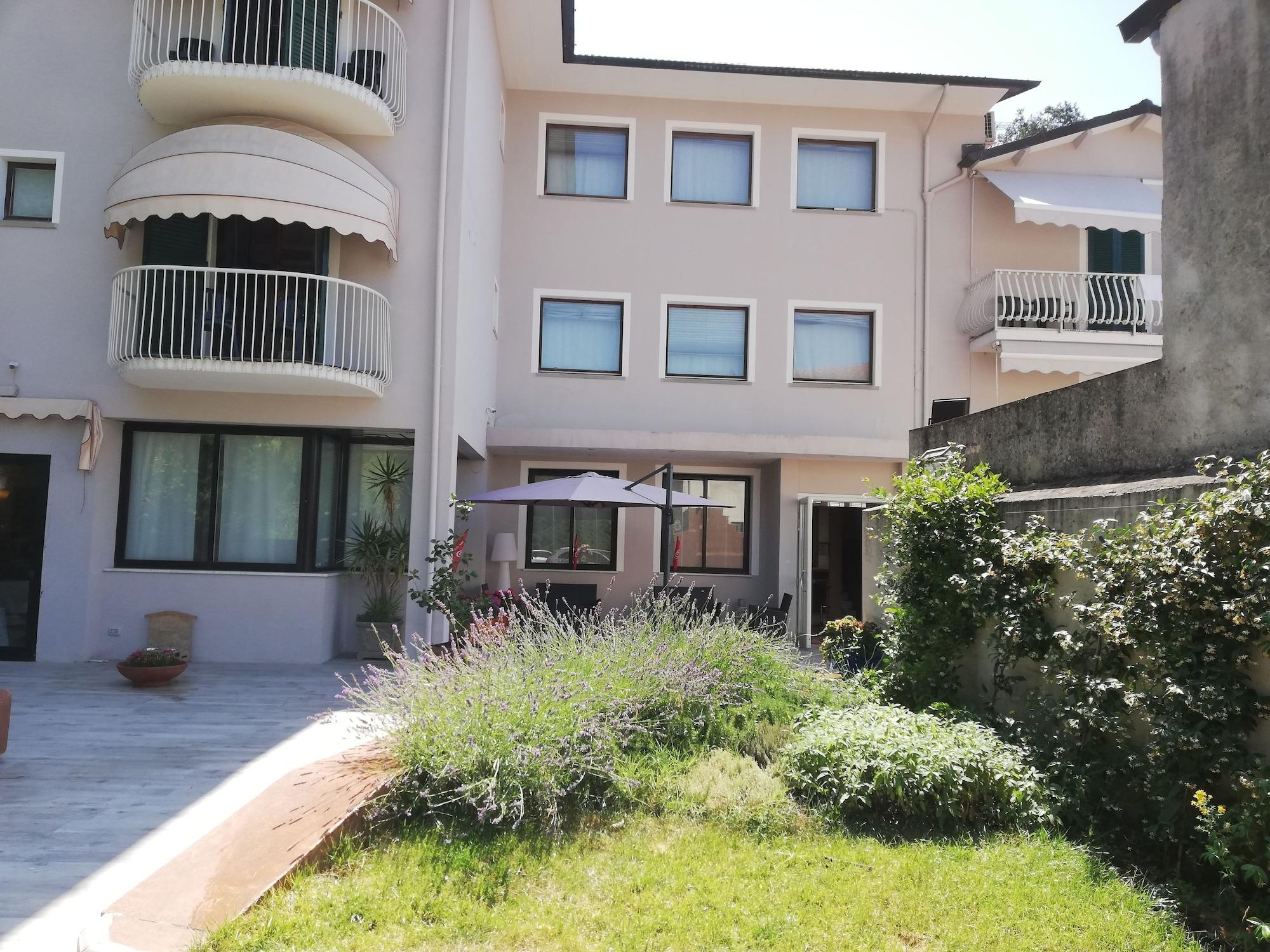 Vista Exterior Hotel Monti