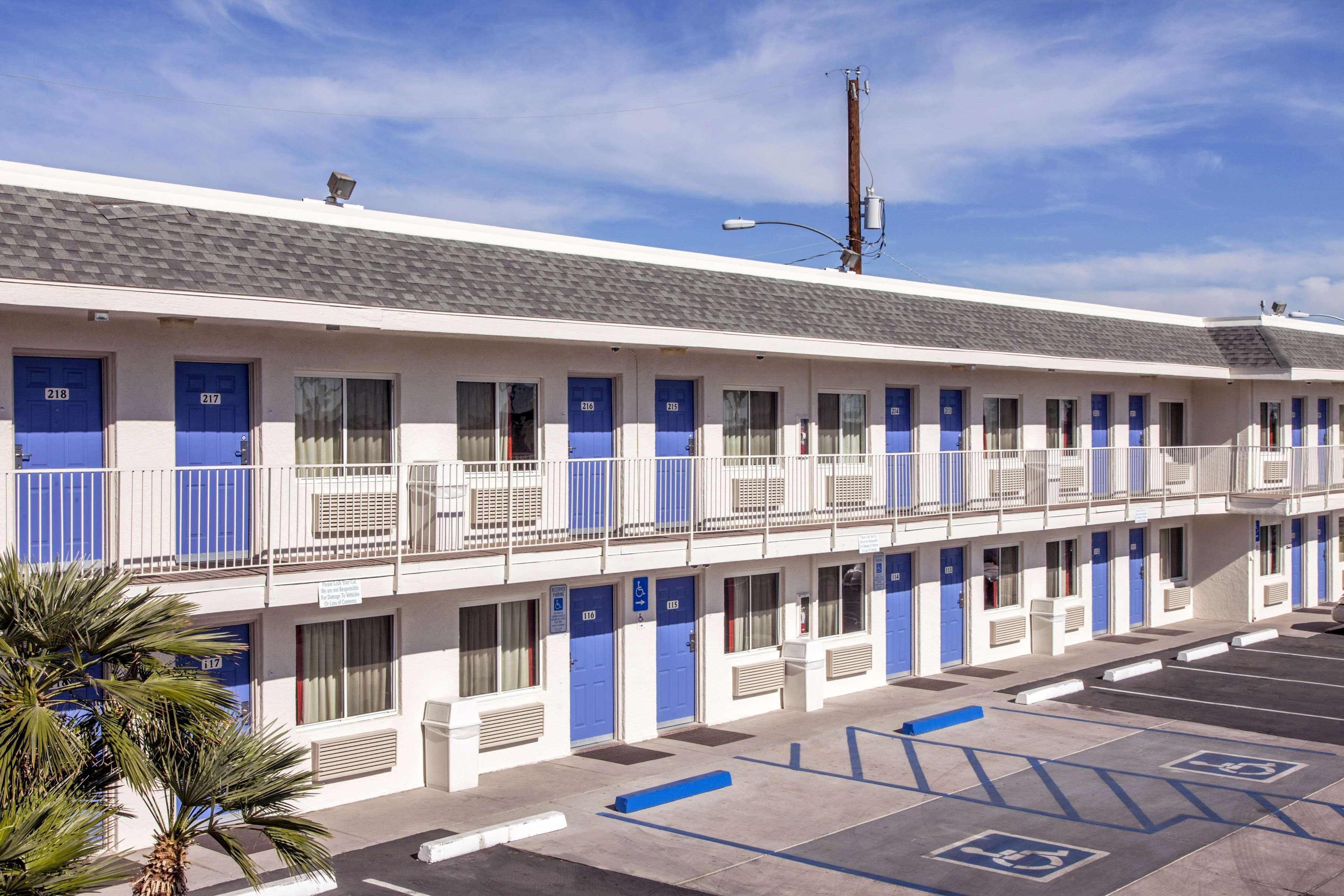 Vista Exterior Motel 6 Phoenix, AZ - Airport - 24th Street