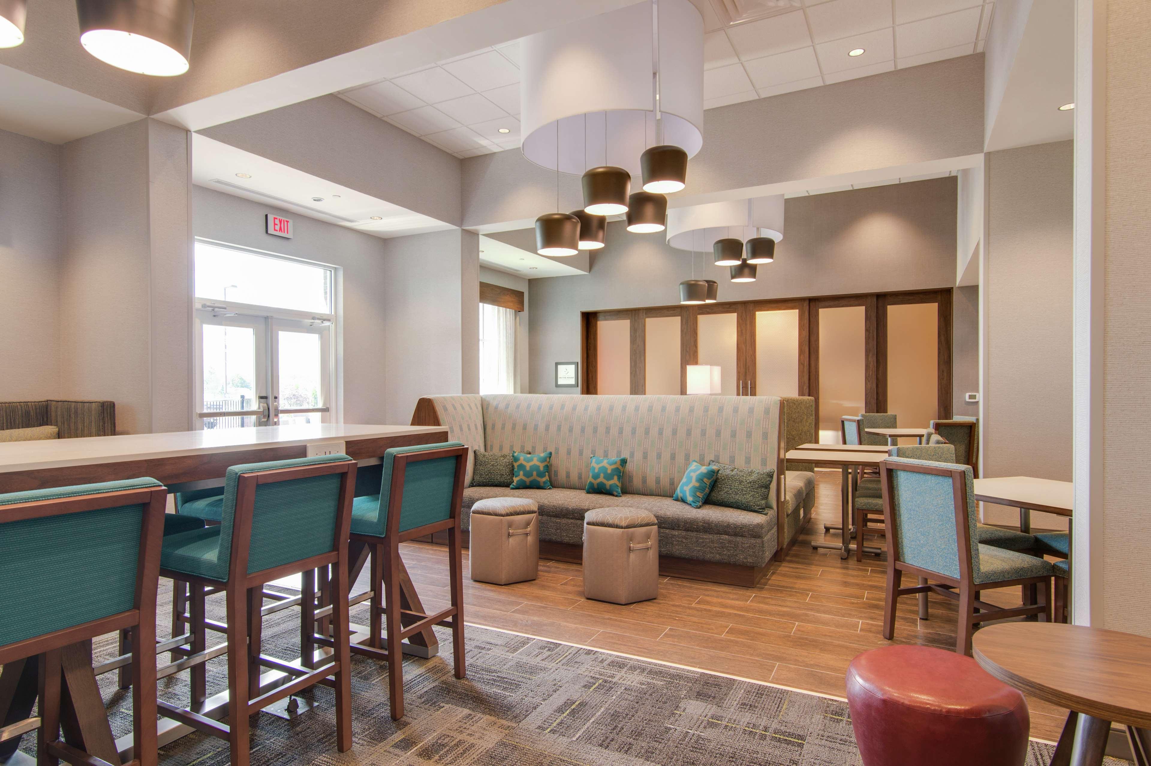 Vista Lobby Hampton Inn & Suites Nashville North Skyline