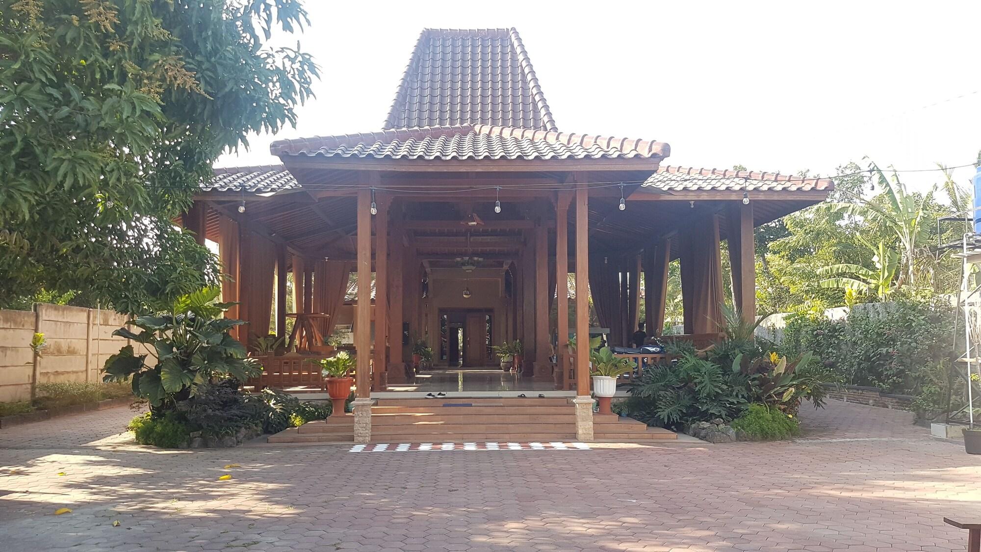 Varios Collection O 93028 Homestay Joglo Ibu