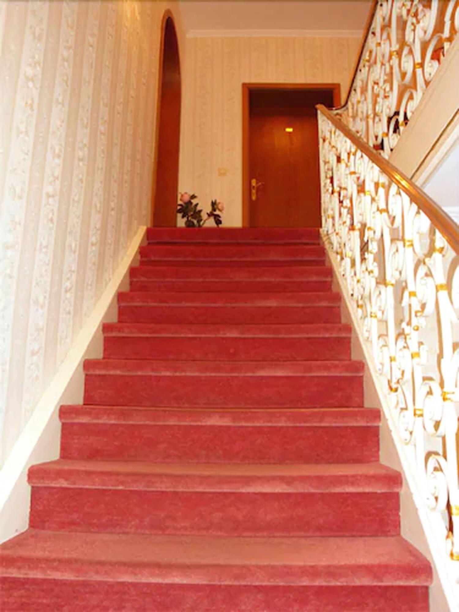 Vista Lobby Hocher Hotel