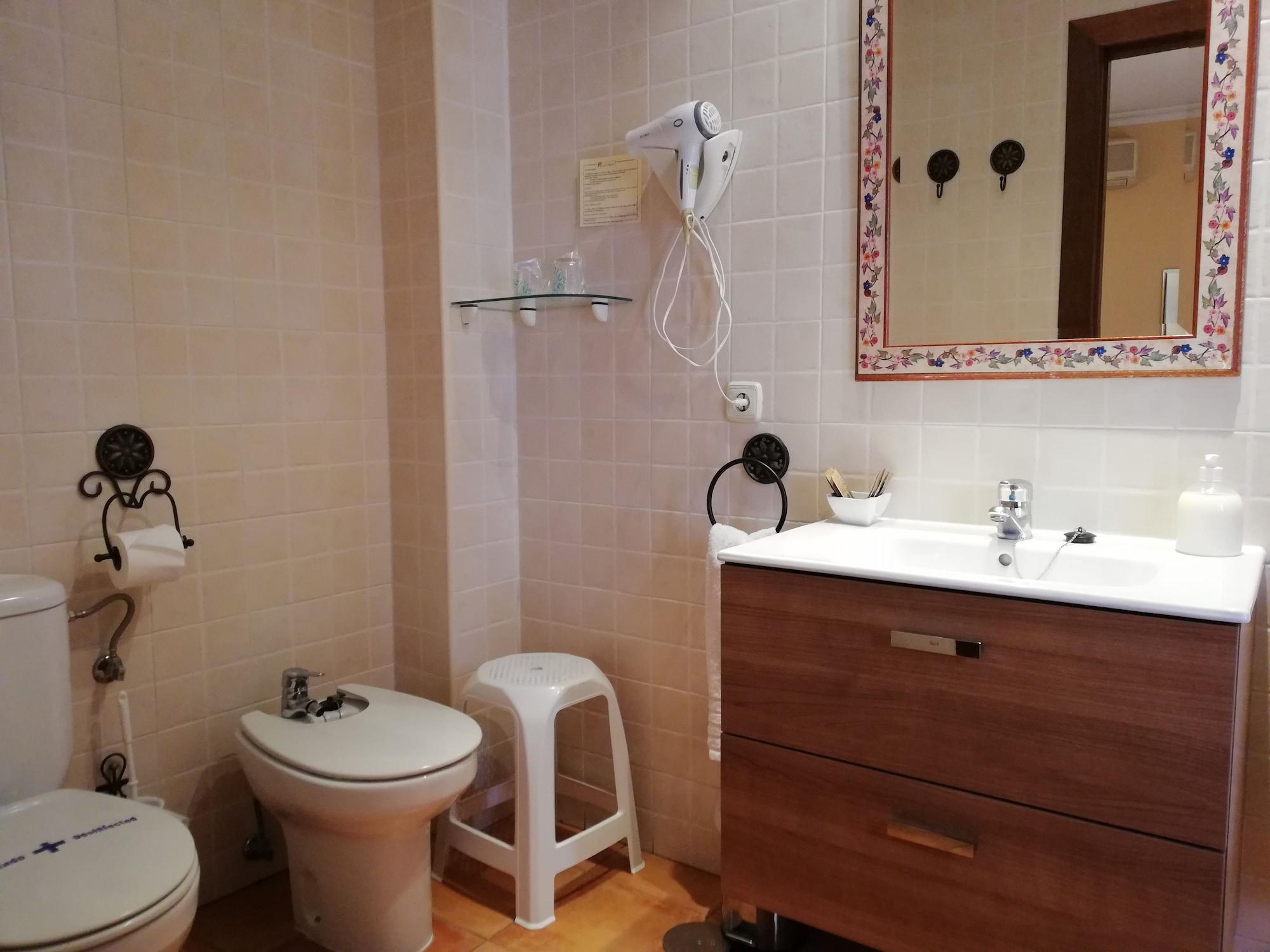 Equipamiento de Habitación Don Carlos Cáceres
