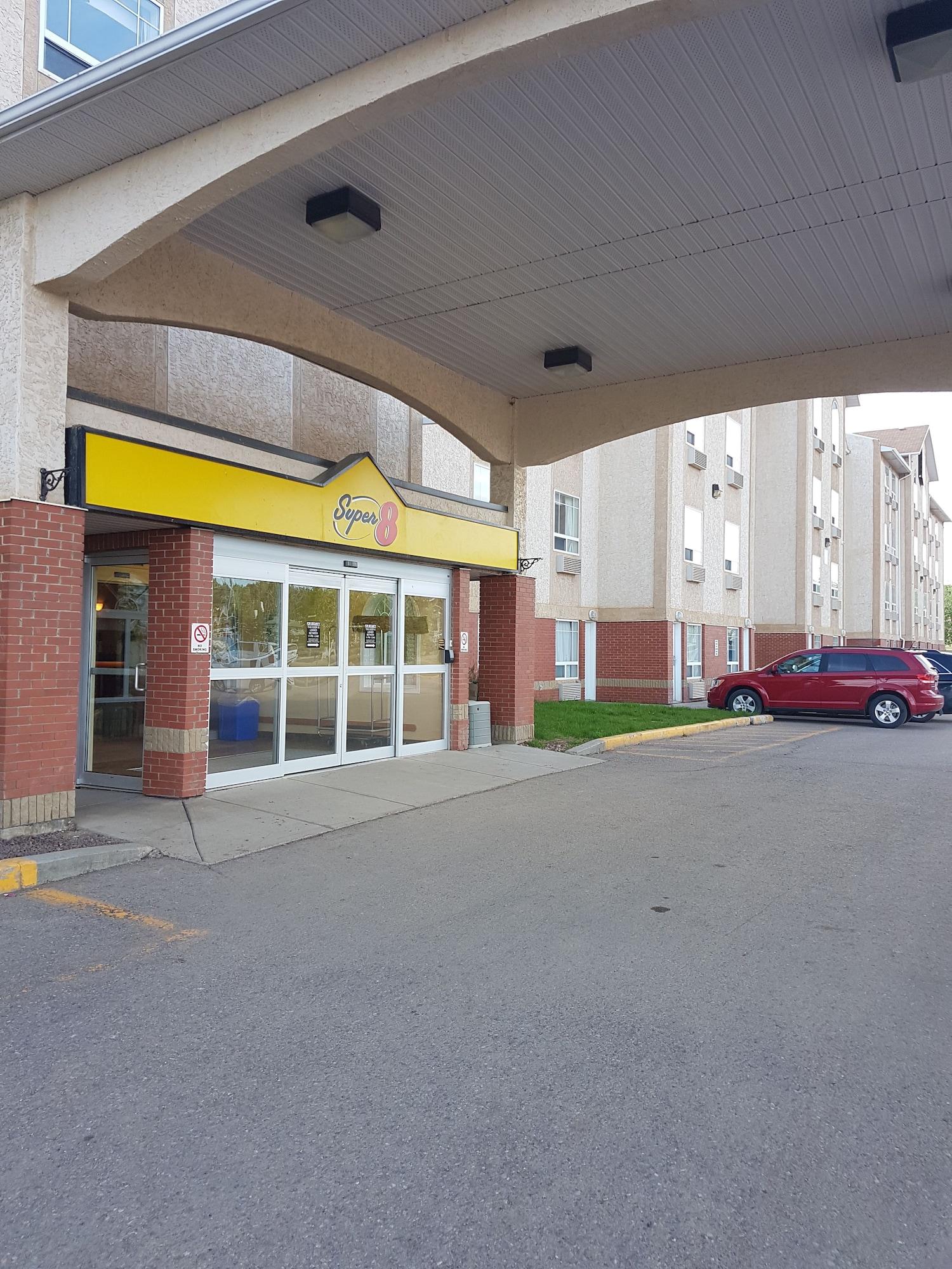 Vista Exterior Super 8 by Wyndham Fort Nelson BC