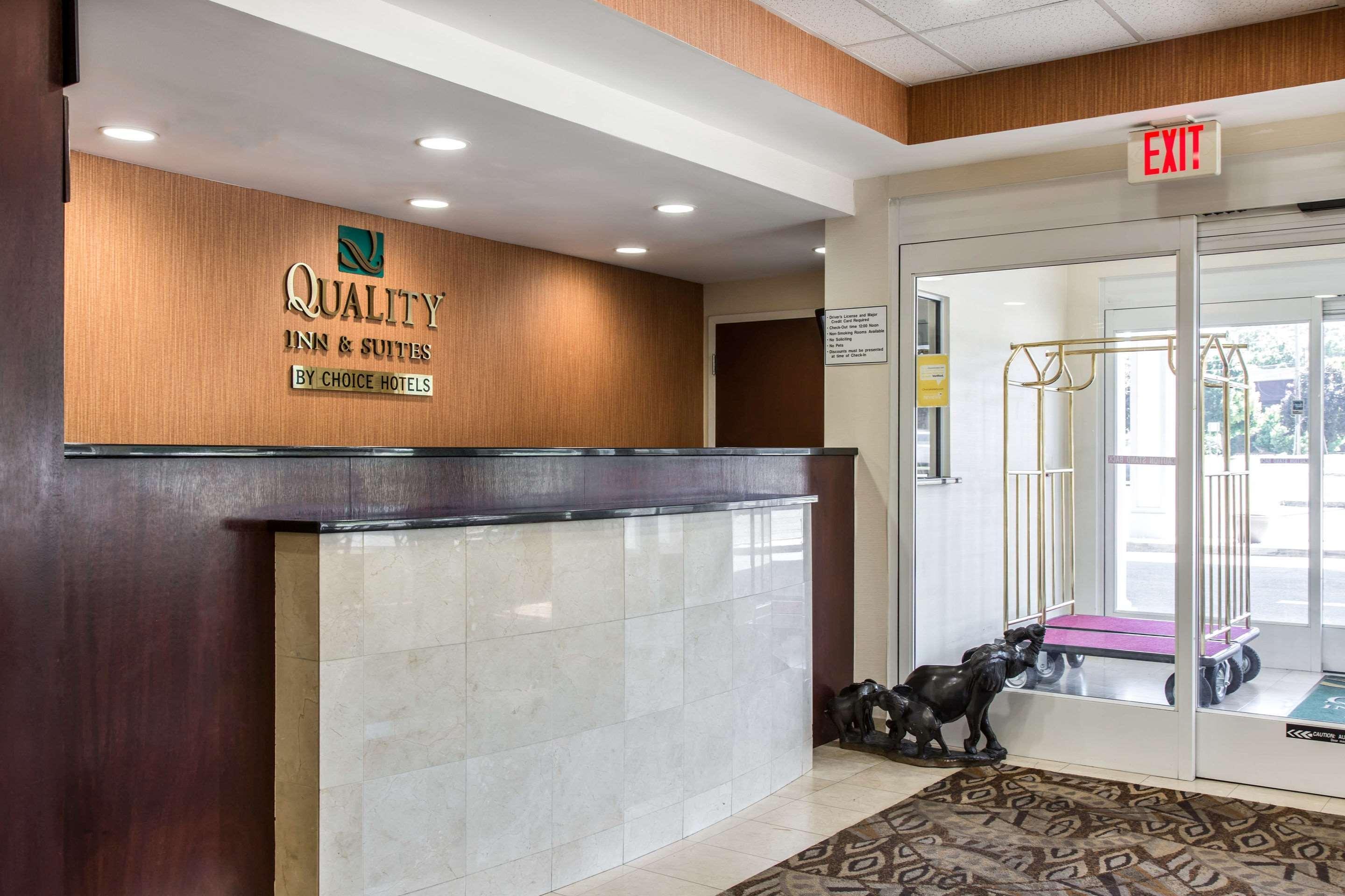Vista Lobby Quality Inn & Suites Danbury near University