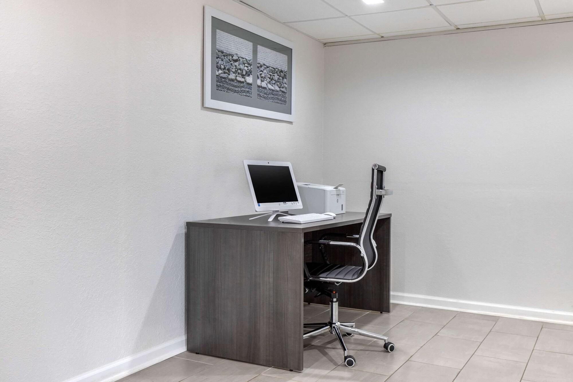 Centro de Negocios Suburban Studios at the University