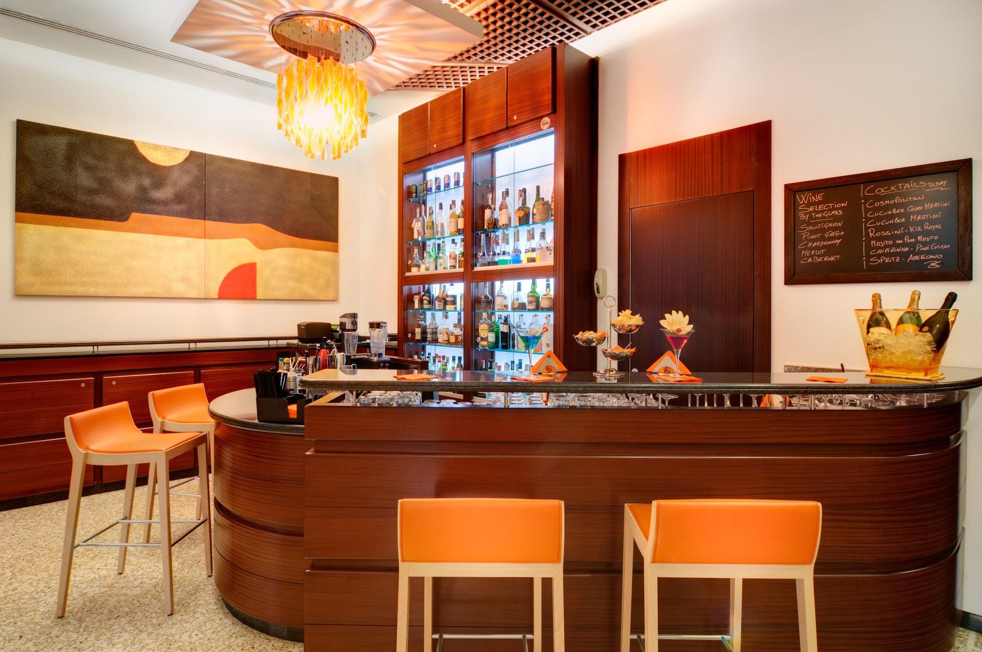 Bar/Salón Hotel Genova