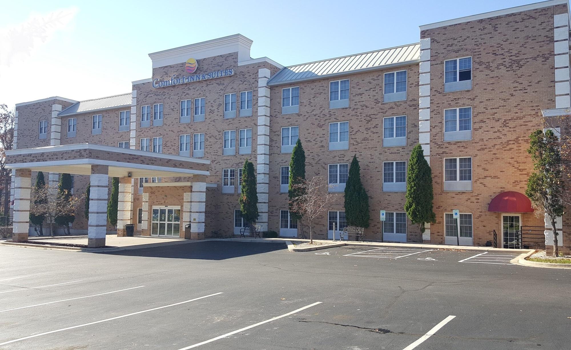 Vista Exterior Comfort Inn & Suites Grafton - Cedarburg