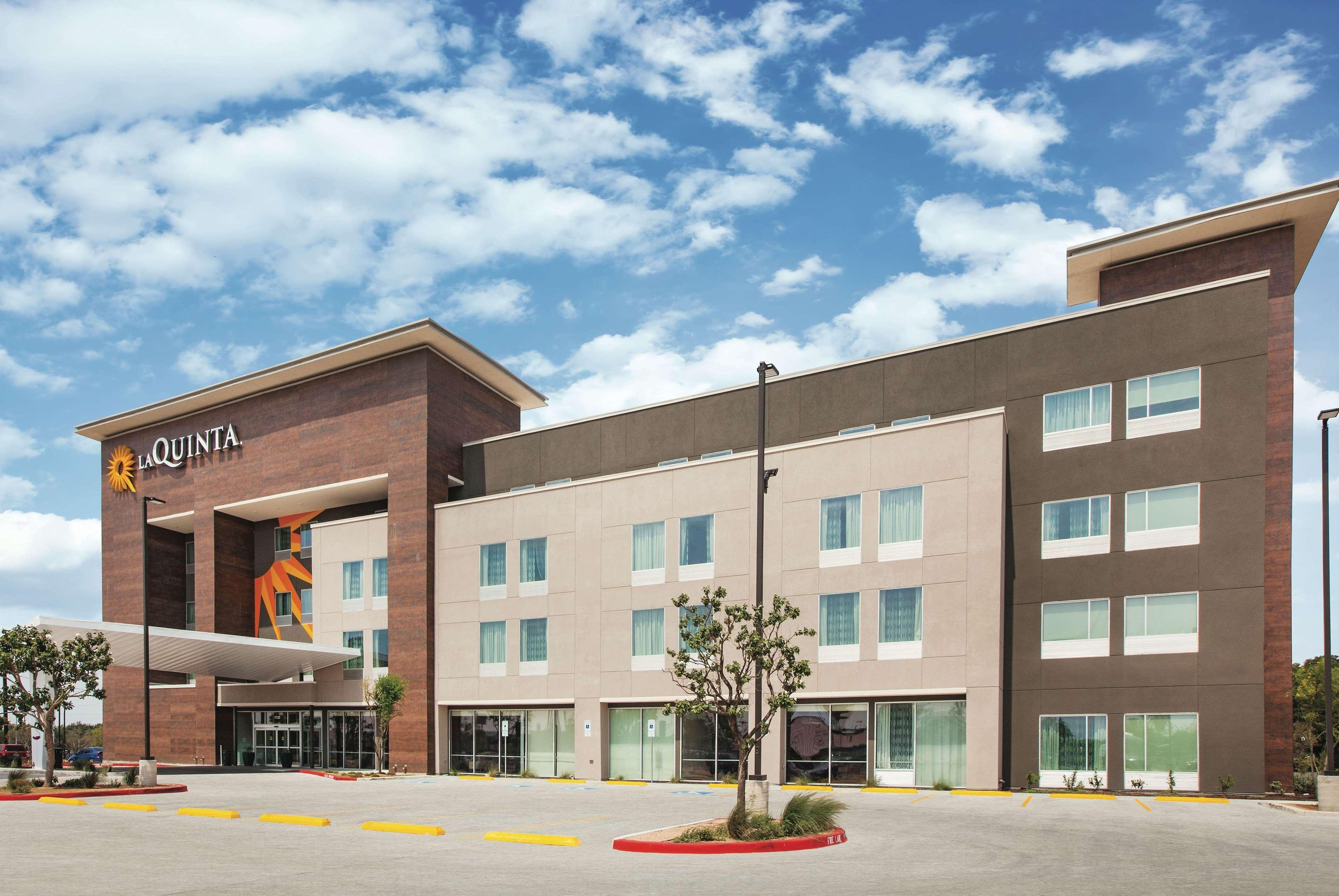 Vista Exterior La Quinta Inn & Suites by Wyndham McAllen La Plaza Mall