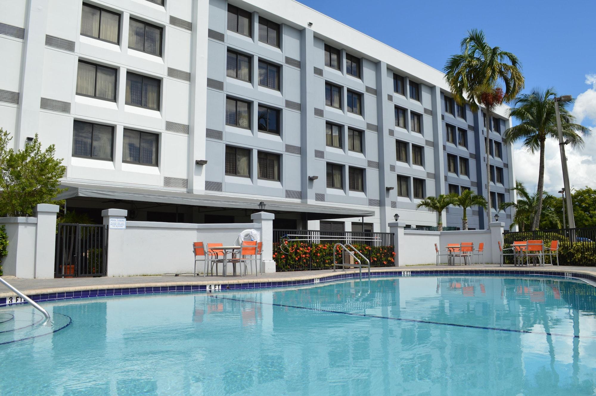 Vista Piscina Holiday Inn Express & Suites Miami - Hialeah by IHG