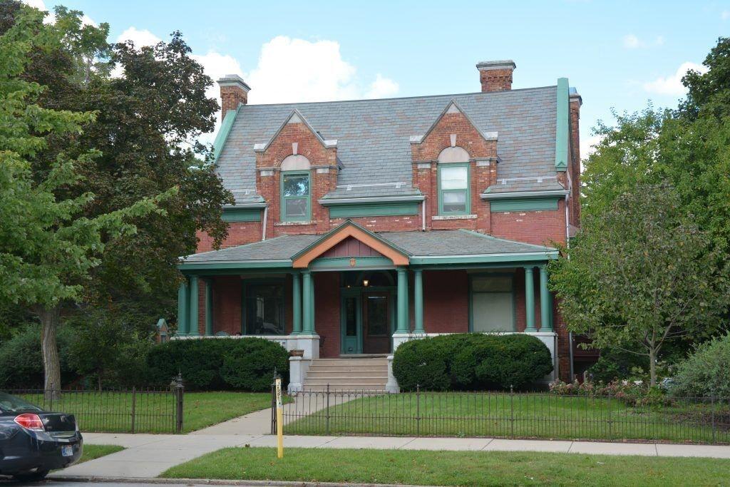 Vista Exterior Art and Lodging
