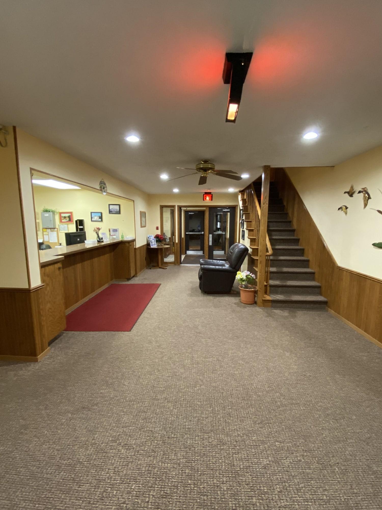 Vista Lobby AmeriVu Inn and Suites