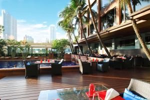 Alojamiento - Ramada Plaza by Wyndham Bangkok Menam Riverside