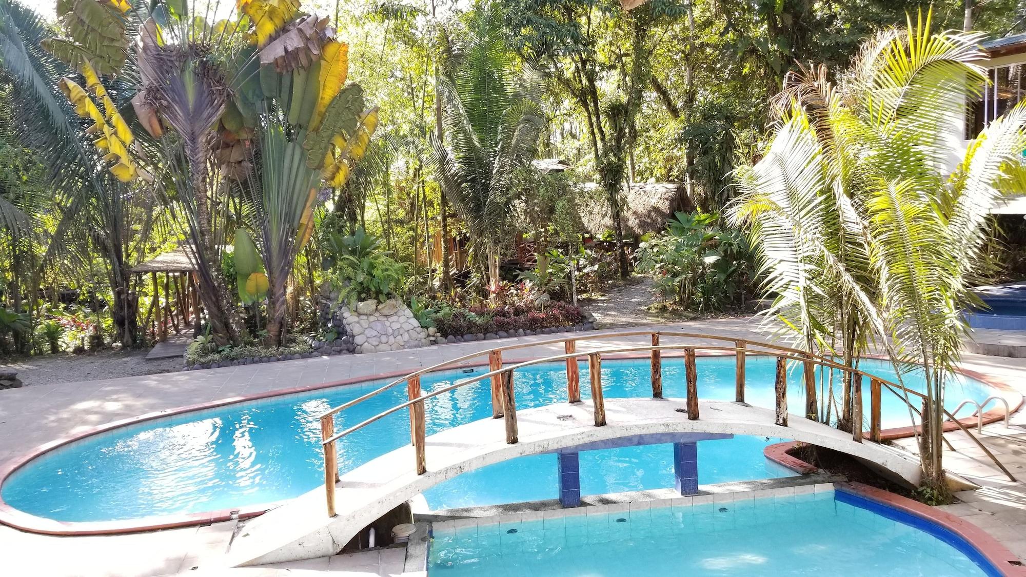 Vista Piscina Hosteria Flor de Canela