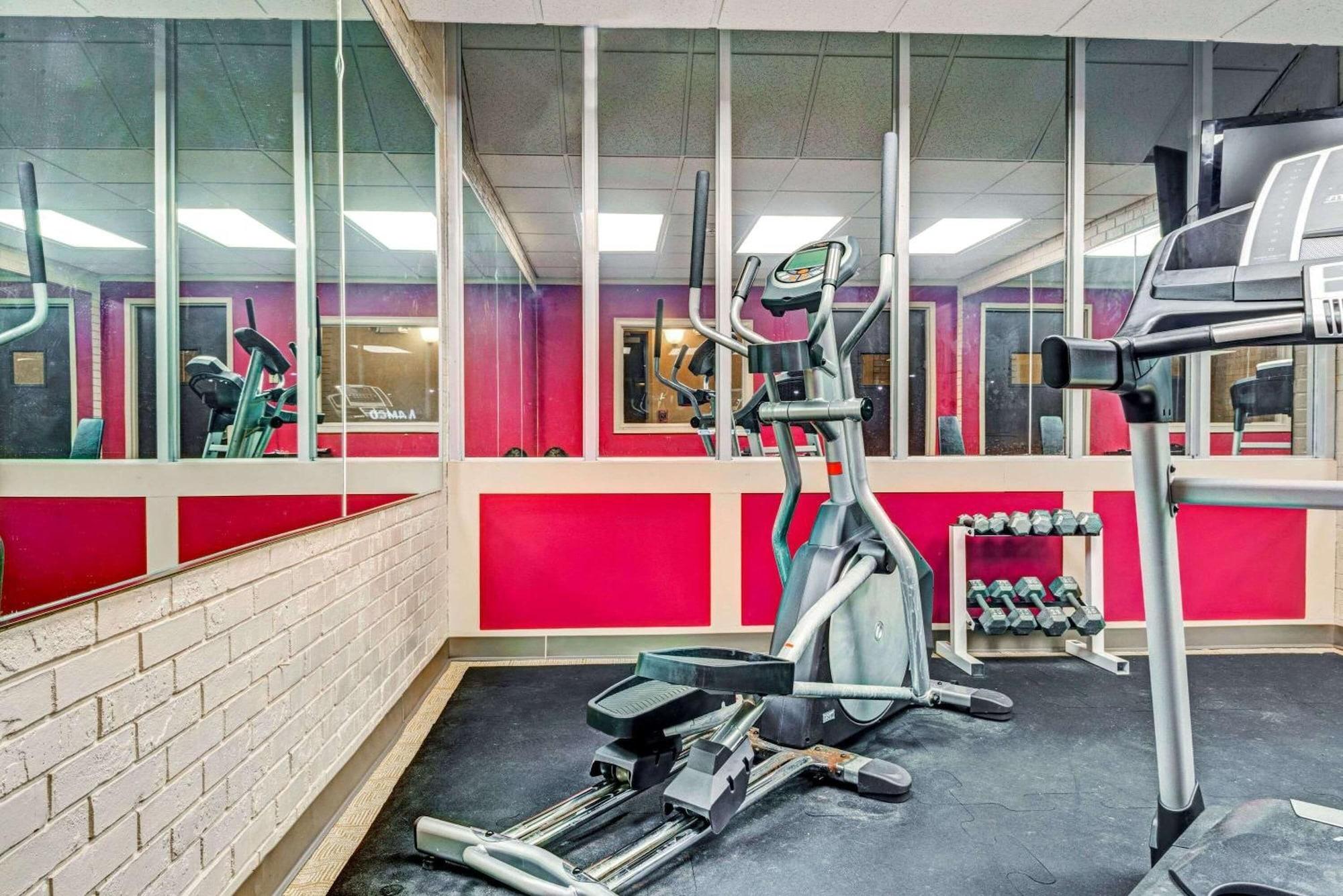 Gimnasio HomeSpring Inn & Studios