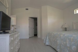 Alquiler Vacacional - Charming & Sunny 3-bedroom, 2 Bath Condo in North Naples with Elevator