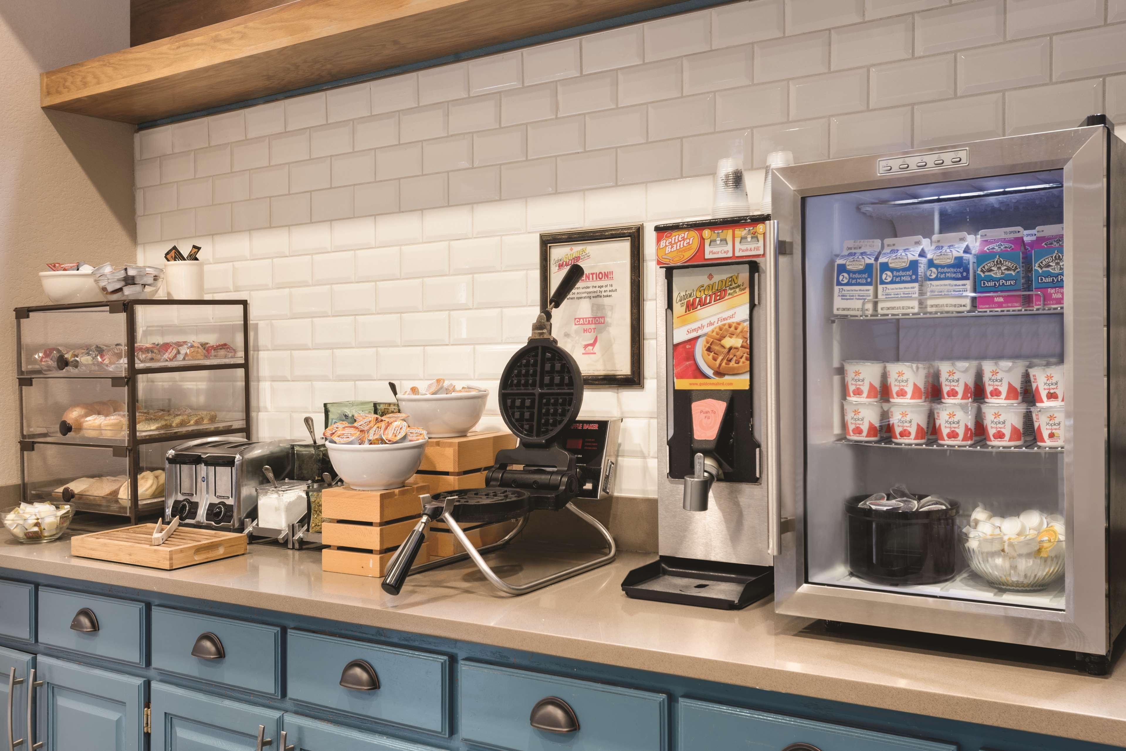 Restaurant Country Inn & Suites by Radisson, West Bend, WI
