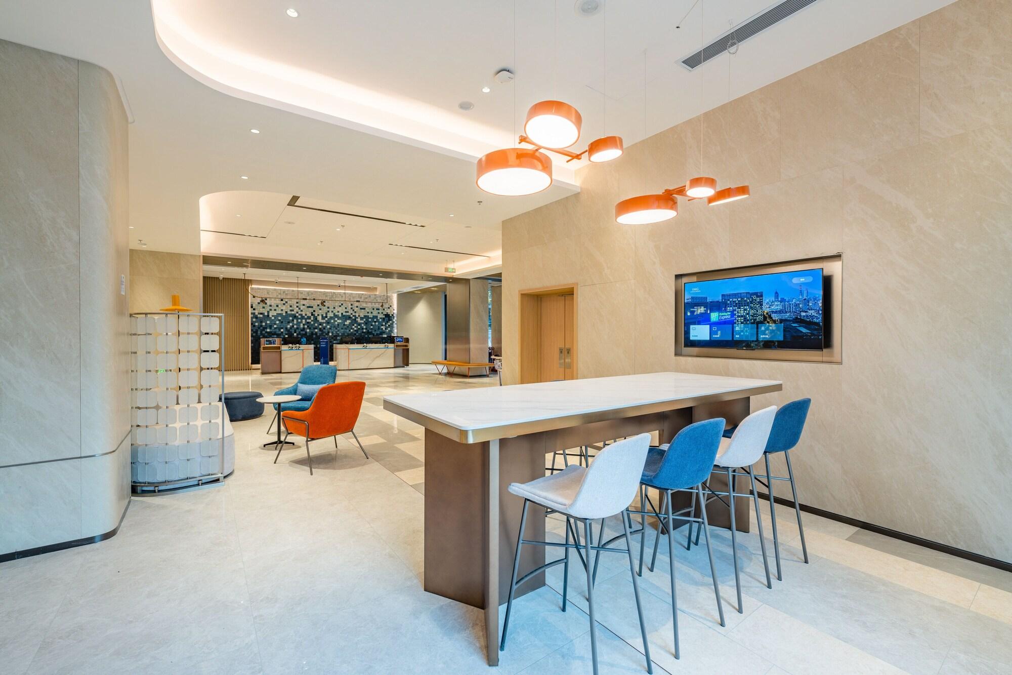 Vista Lobby Holiday Inn Express Chengdu Tianfu Square by IHG