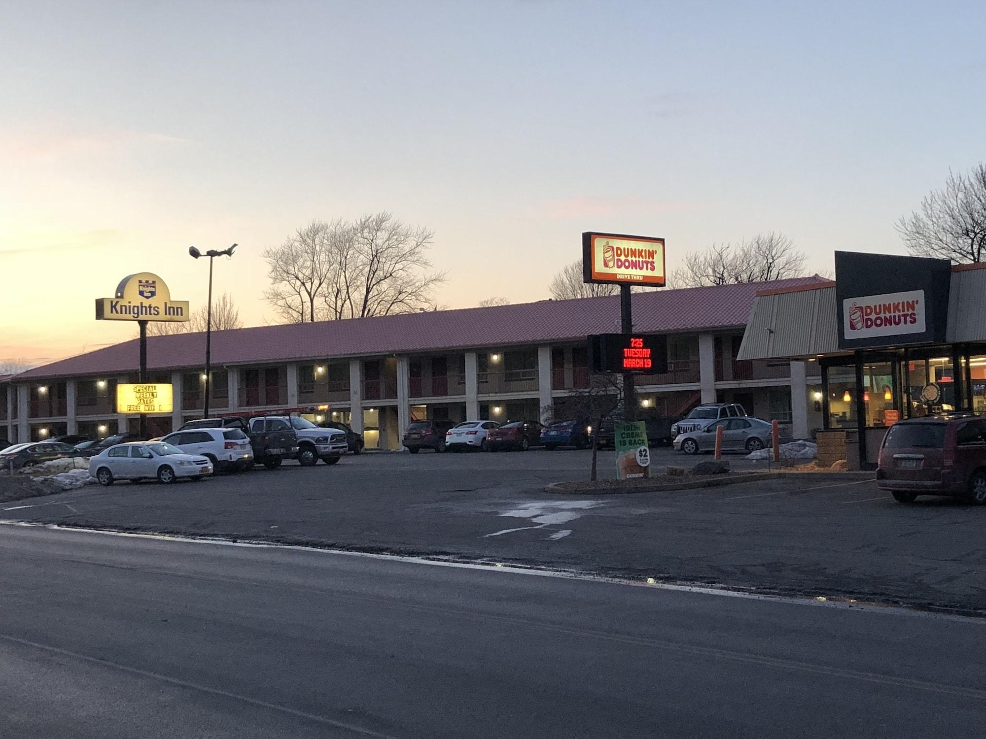 Vista Exterior Knights Inn Oswego