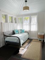 Alquiler Vacacional - Lovely Lakeside Cottage! Sleeps 11, easy parking, linens included!