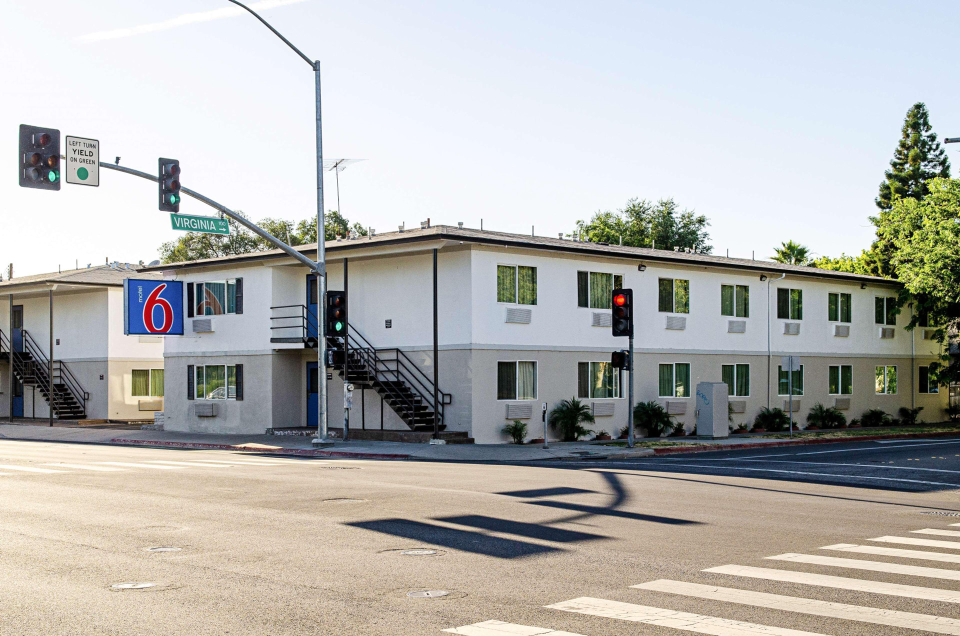 Vista Exterior Motel 6 Modesto, CA - Downtown