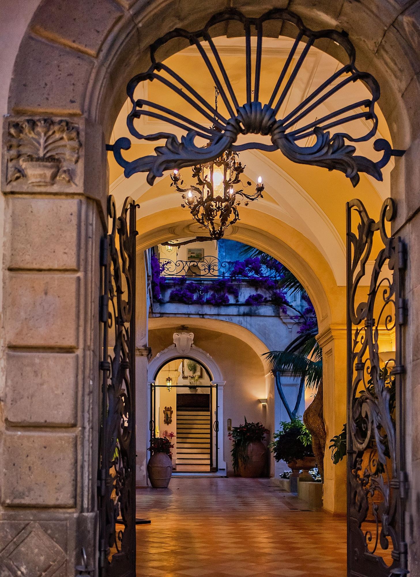 Vista Lobby Palazzo Murat Hotel