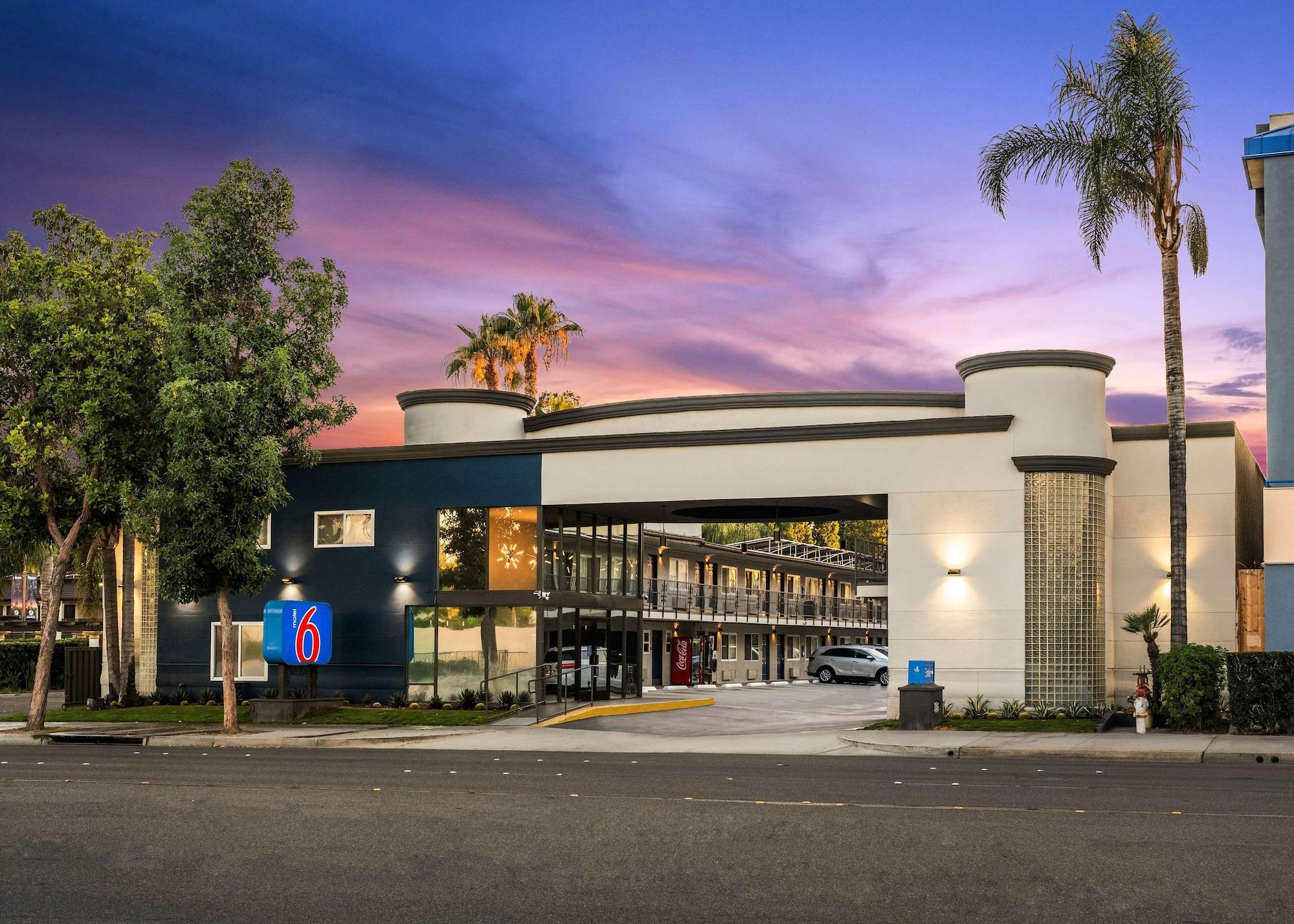 Vista Exterior Motel 6 Anaheim, CA - Convention Center