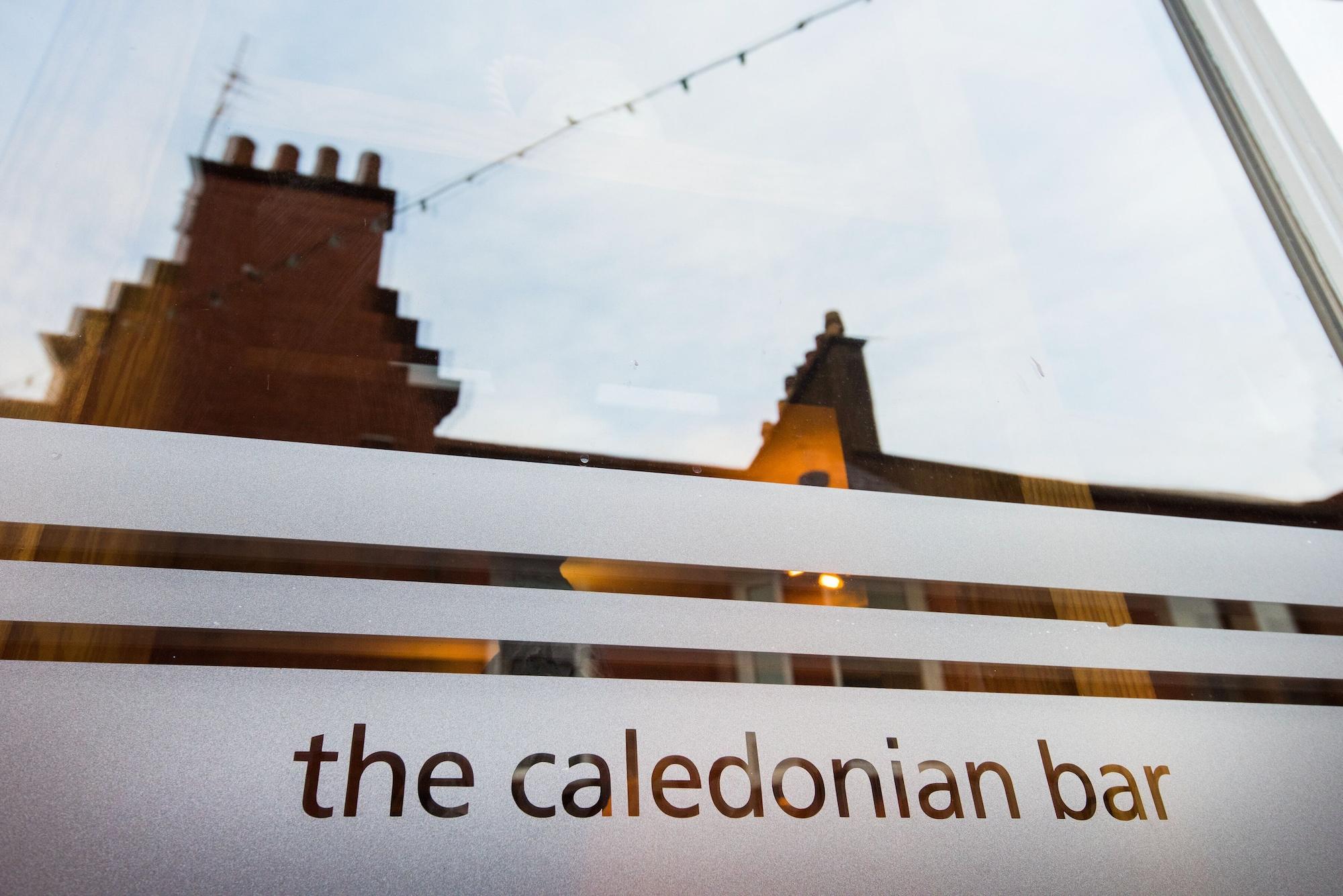 Vista Exterior Caledonian Hotel