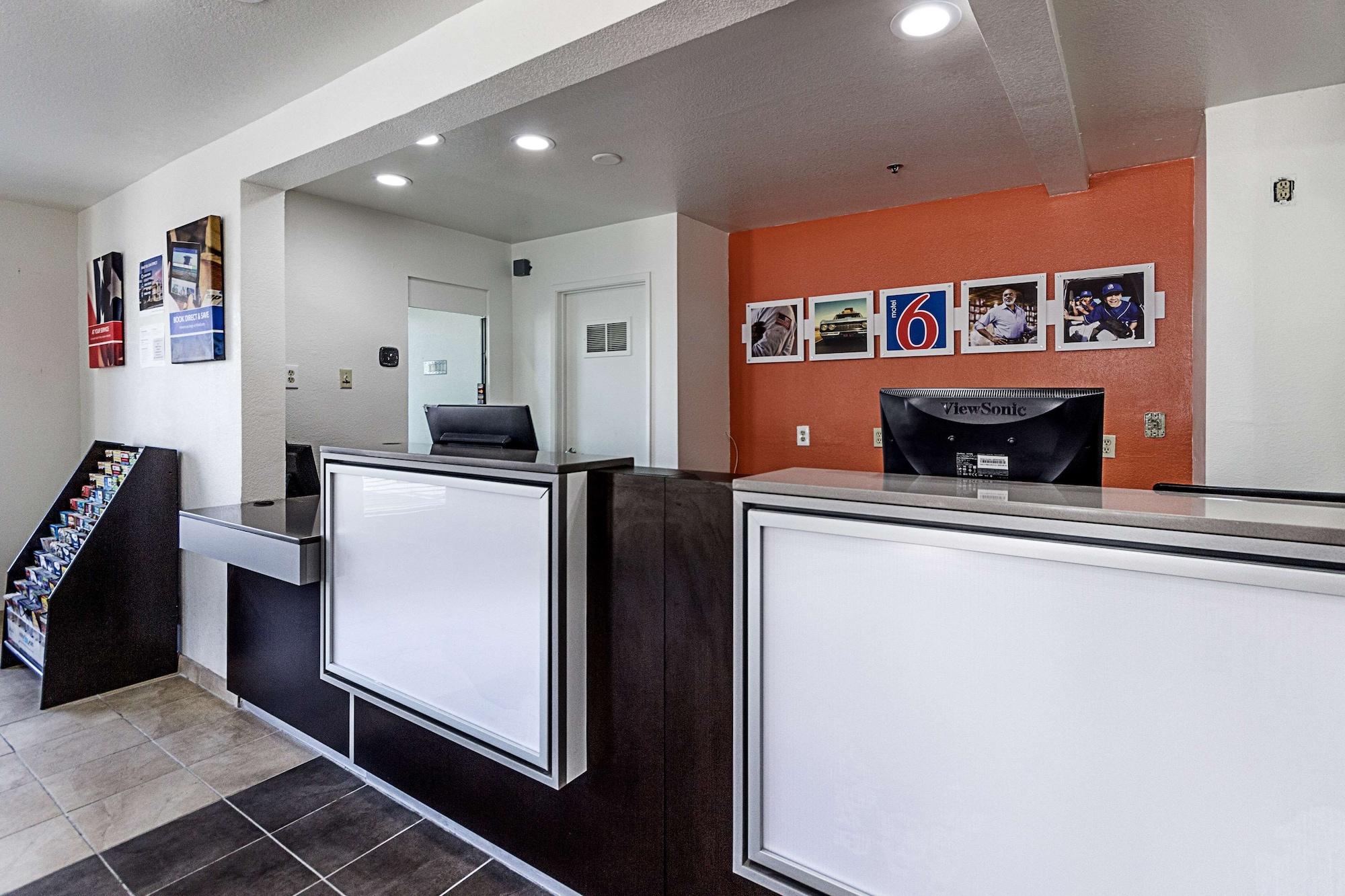 Vista Lobby Motel 6 Fresno, CA