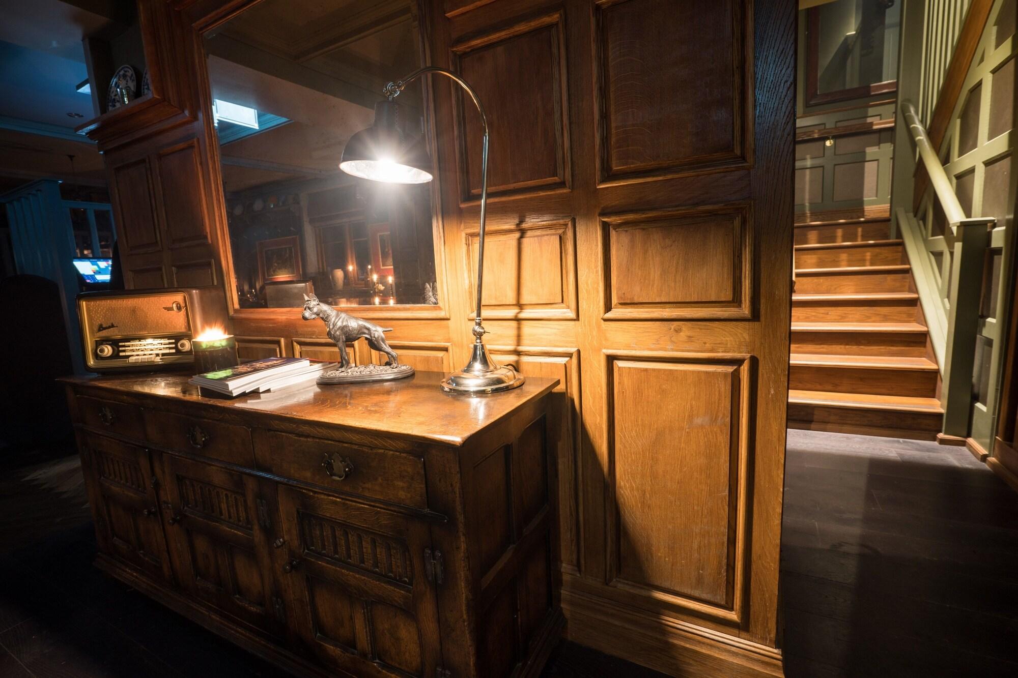 Vista Lobby The Jack Russell