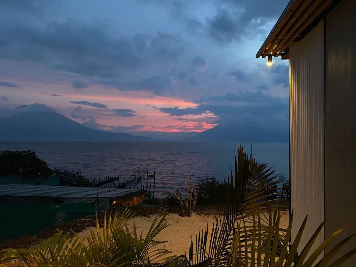 Vista Exterior Azul Rosa Party Lodging