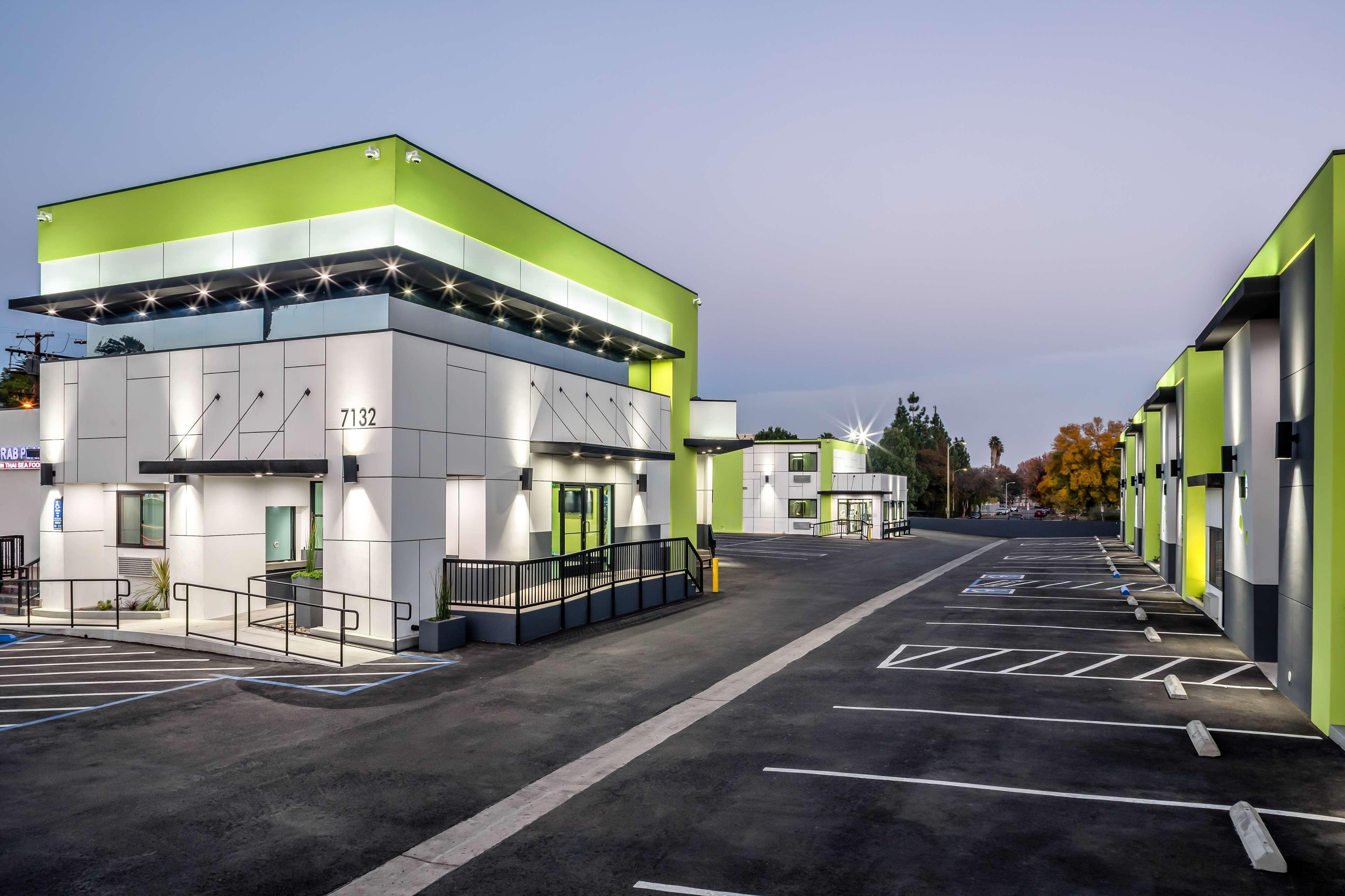 Vista Exterior Motel 6 Canoga Park, CA