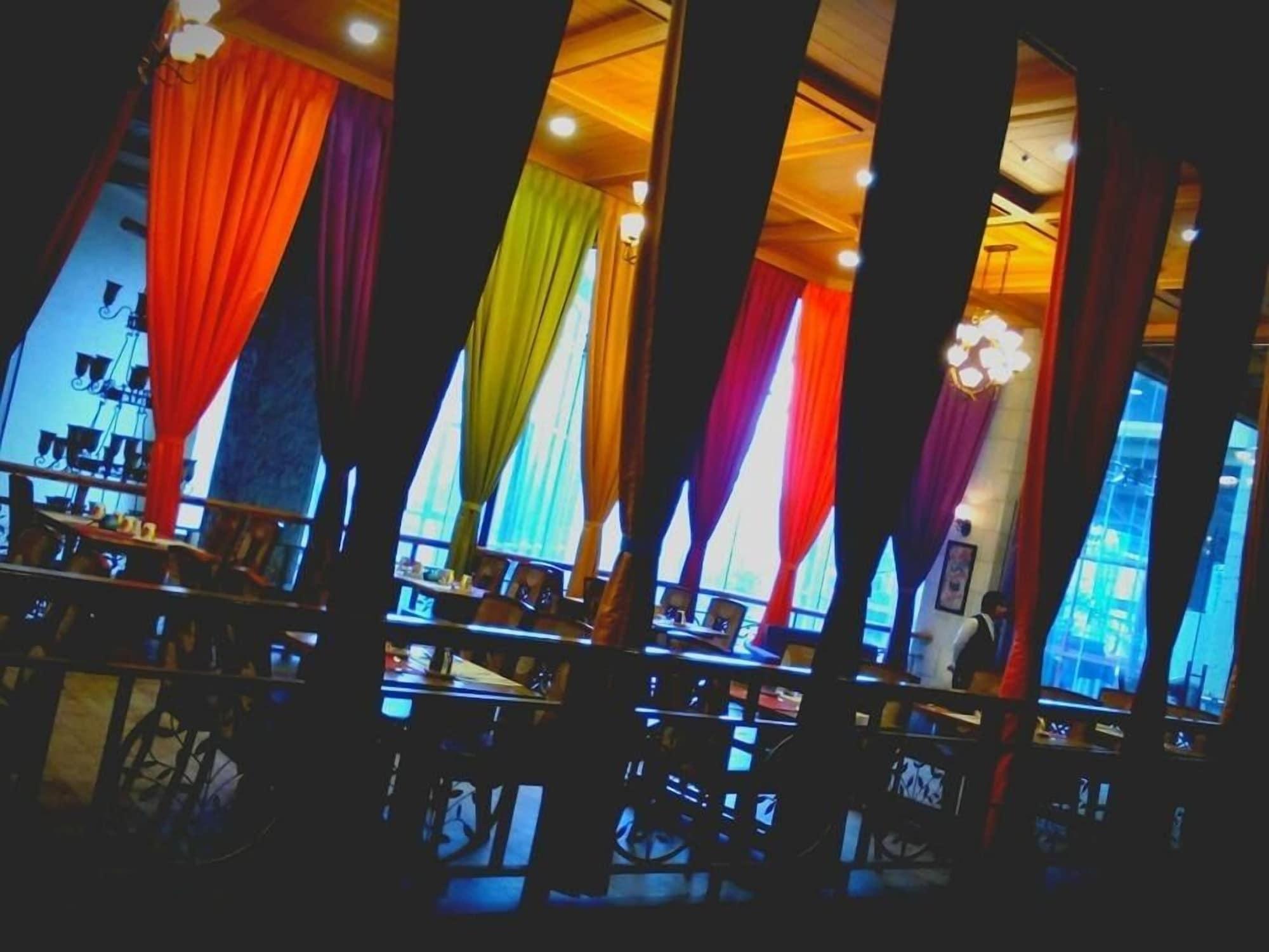 Bar/Salón Paragon Hotel and Suites