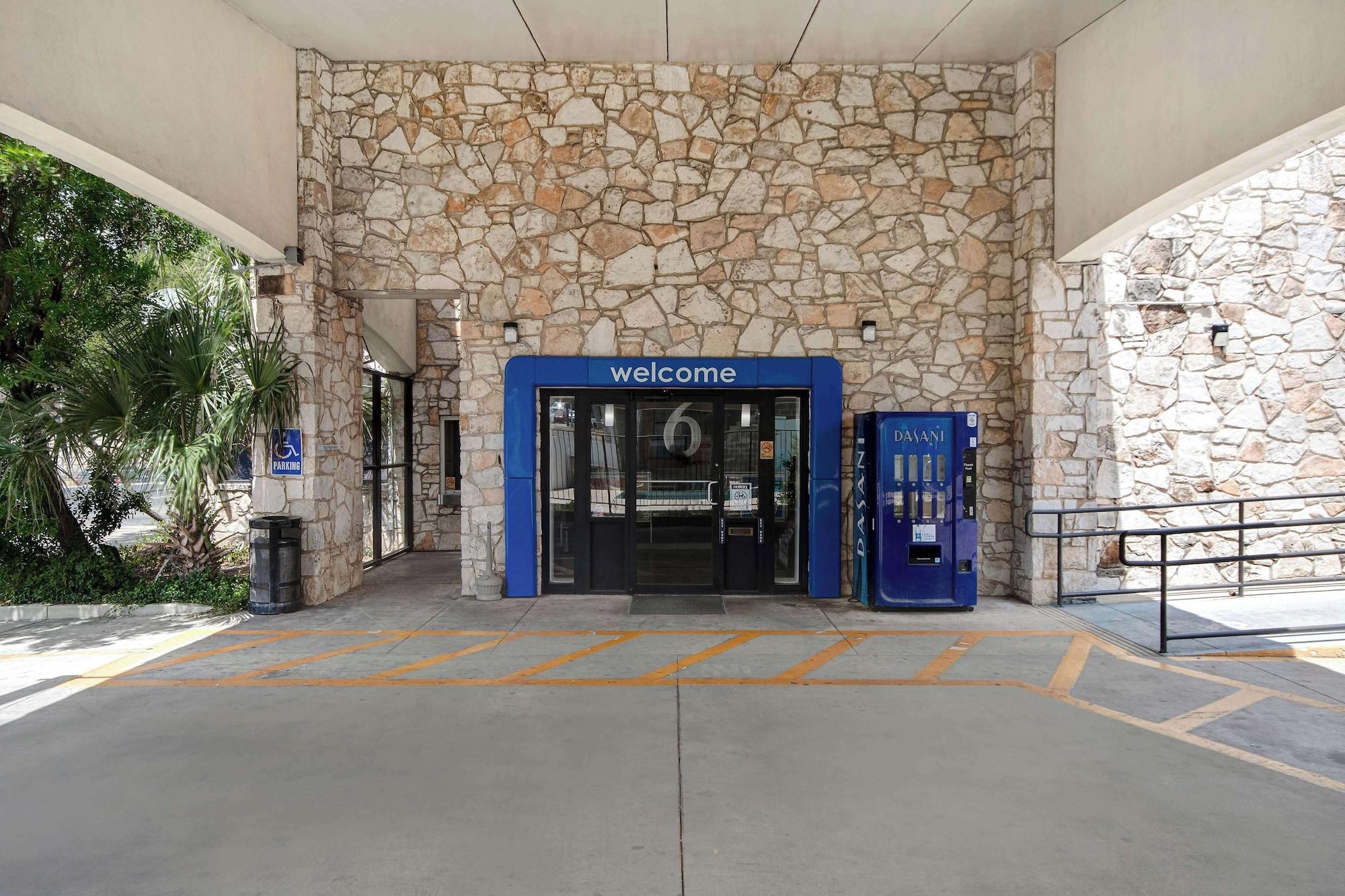 Vista Exterior Studio 6 San Antonio, Tx - Northwest Medical Center
